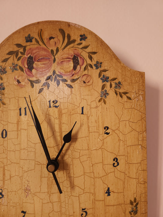 Horloge en bois peint à la main   Patine