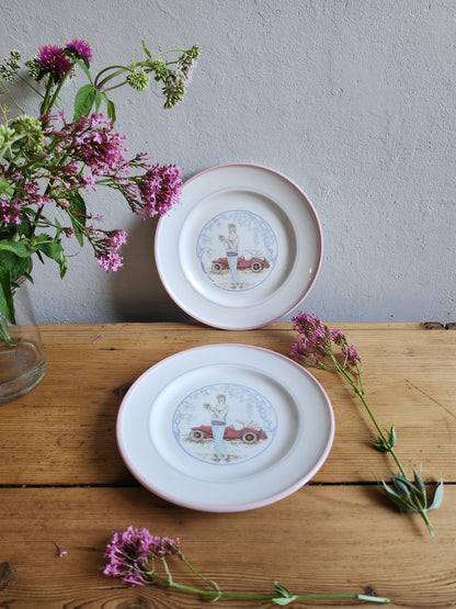 Assiette à dessert en céramique "femme à la voiture"   Patine