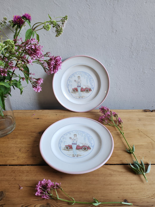 Assiette à dessert en céramique "femme à la voiture"   Patine