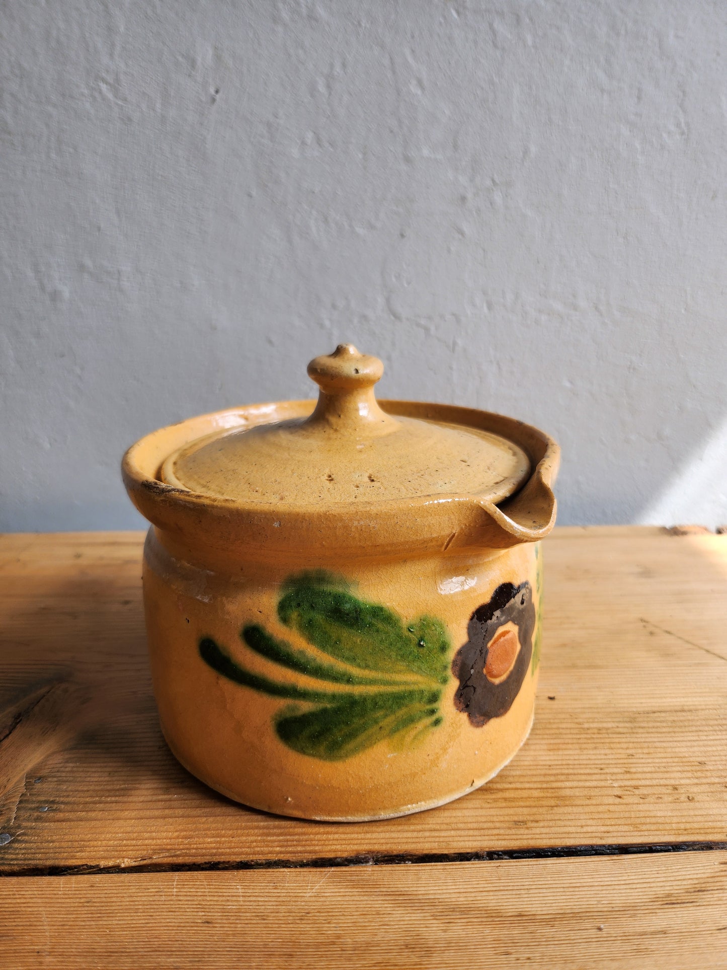 Pot avec couvercle en terre cuite à motif floral   Patine