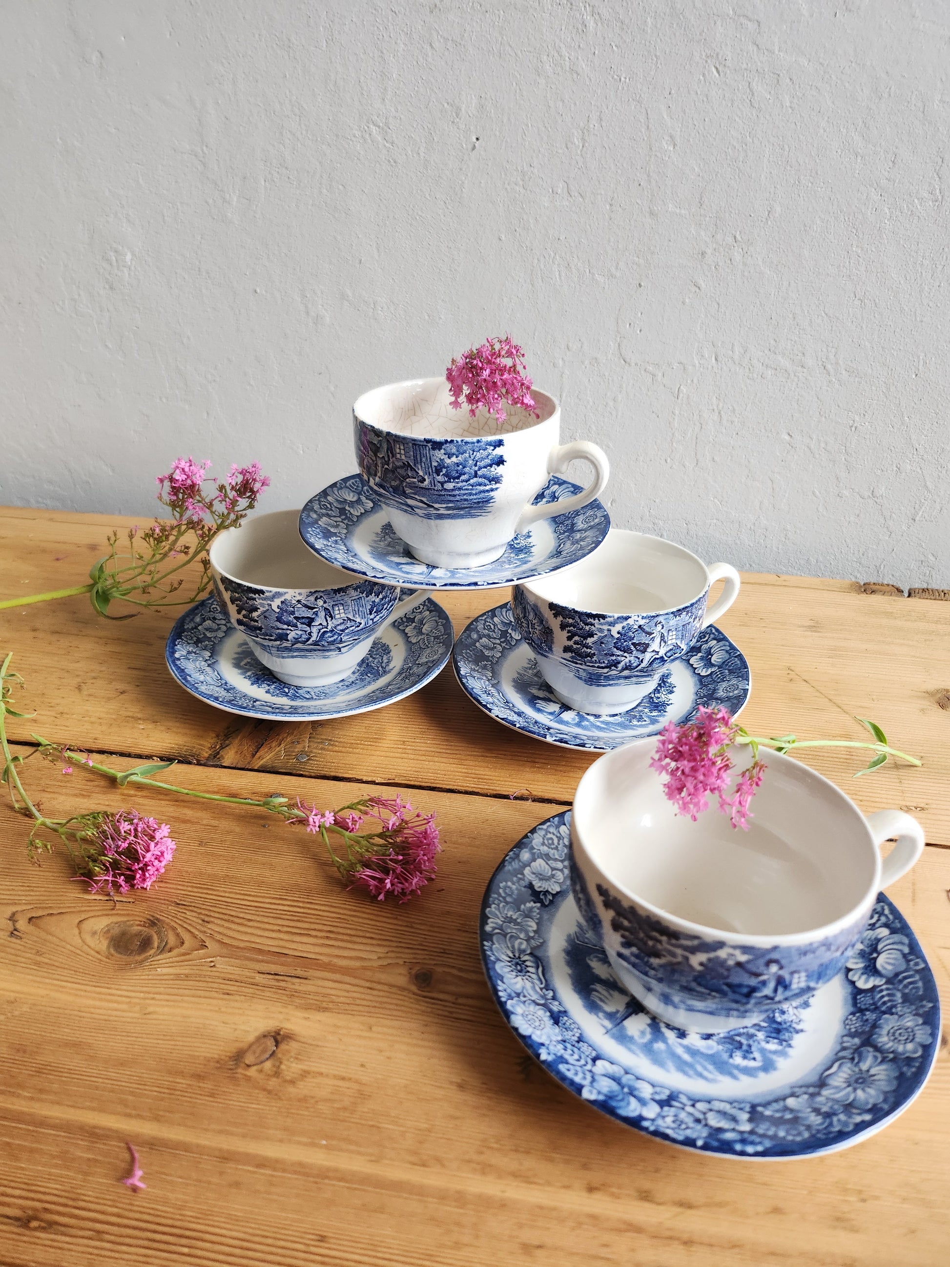 Tasse à café + assiettes en faïence fabriquées en Angleterre lot de 4   Patine