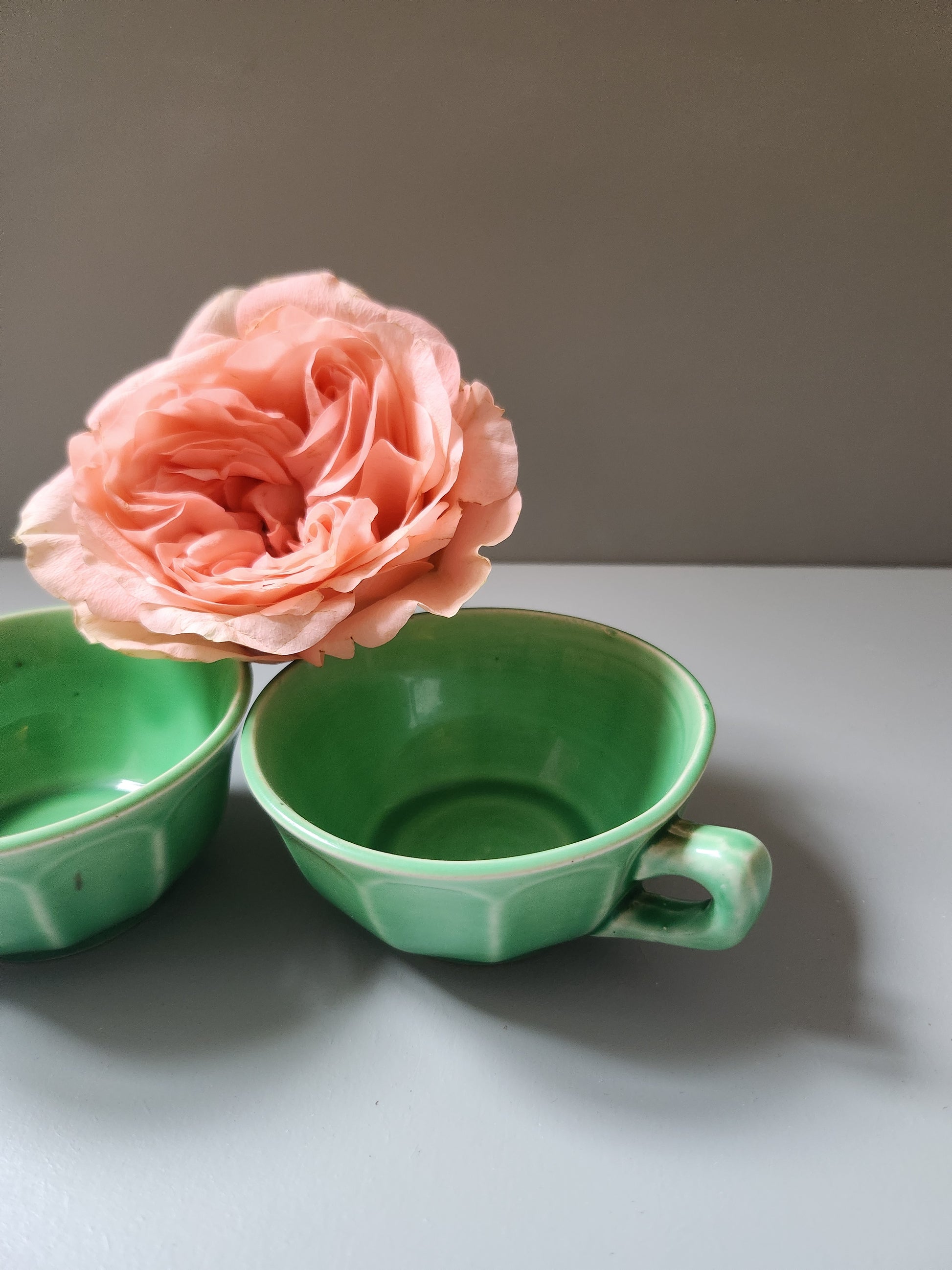 Tasses vertes en céramique lot de 2   Patine