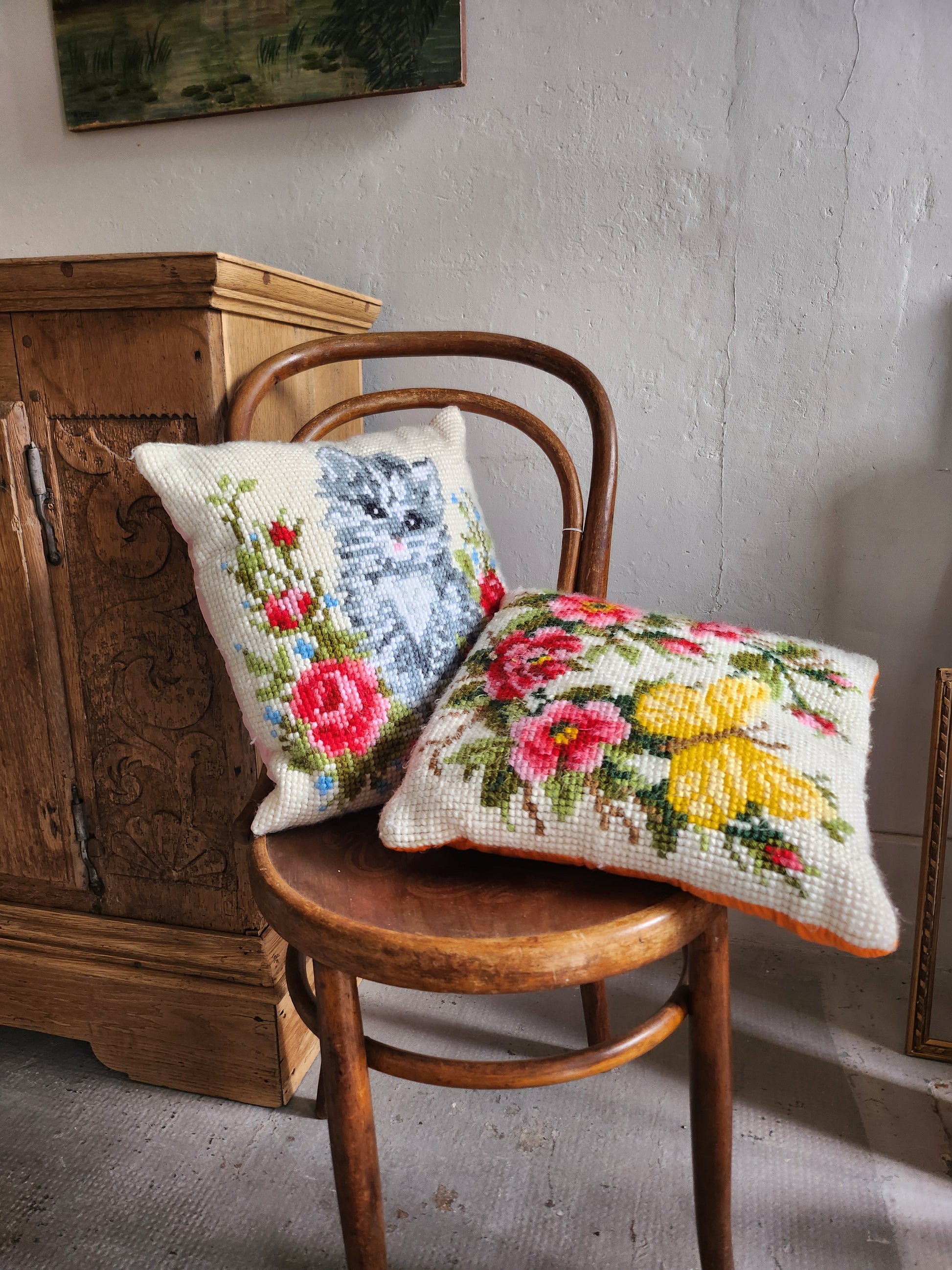 Coussin en point de croix motif fleurs papillon   Patine