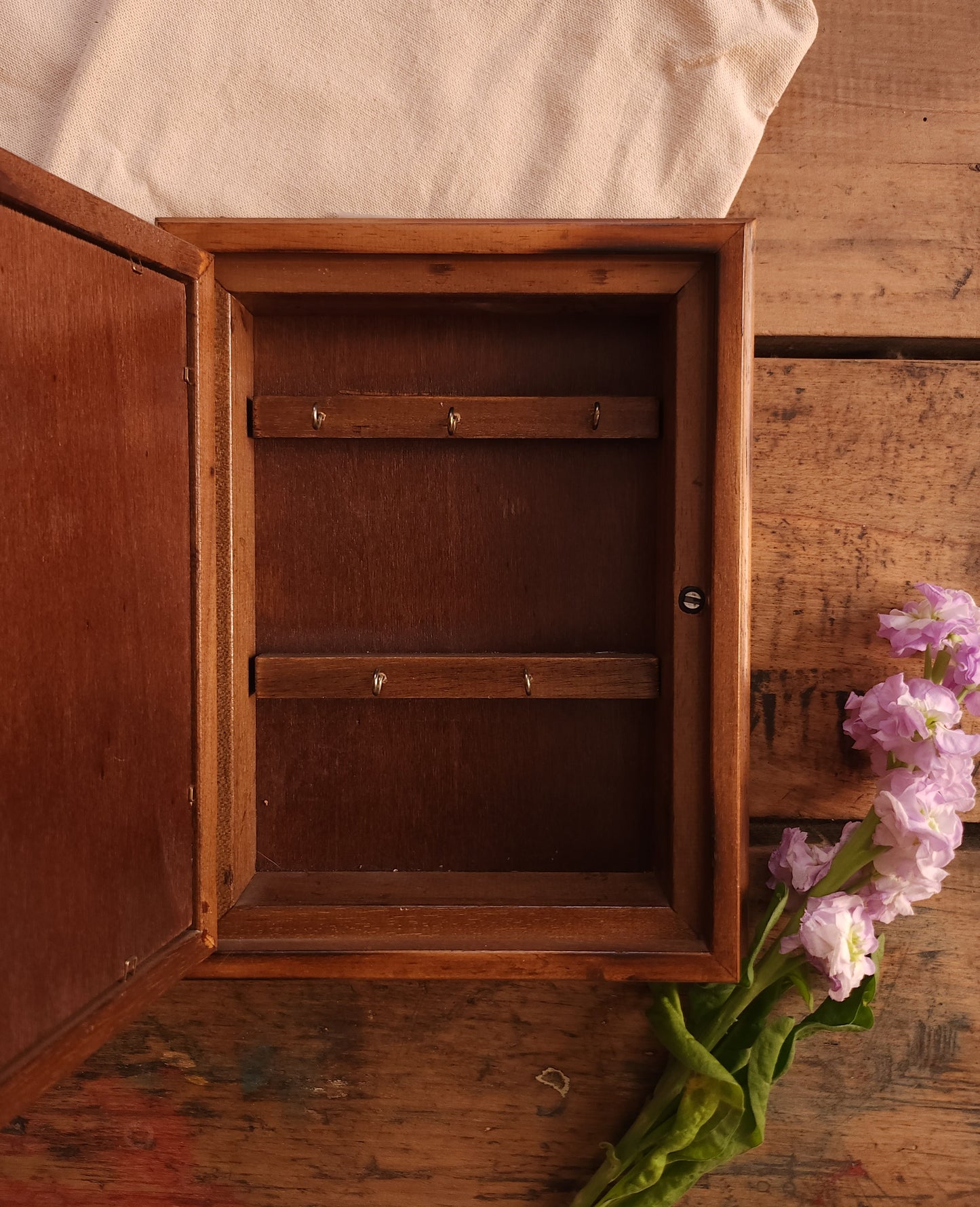 Boîte à clés avec gravure florale   Patine