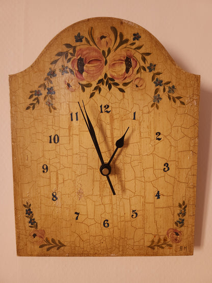 Horloge en bois peint à la main   Patine