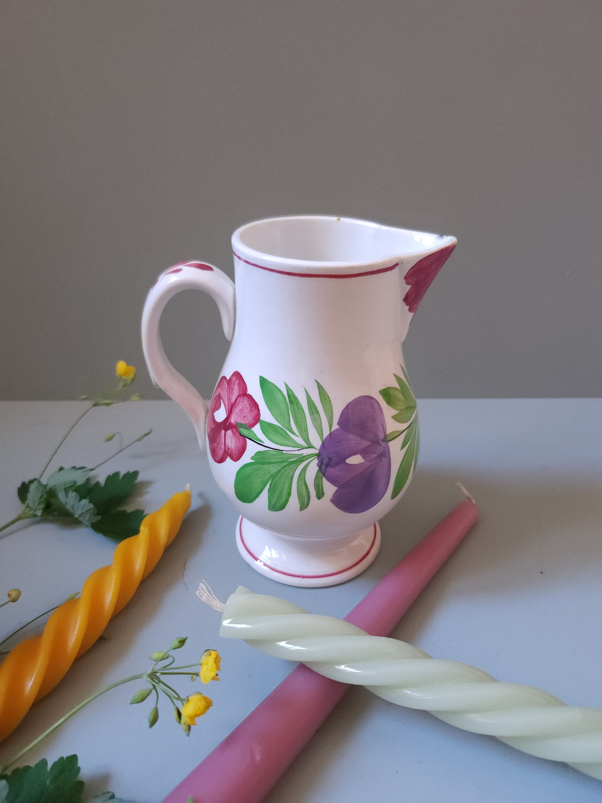 Cruche en faïence de Sarreguemines motif floral   Patine