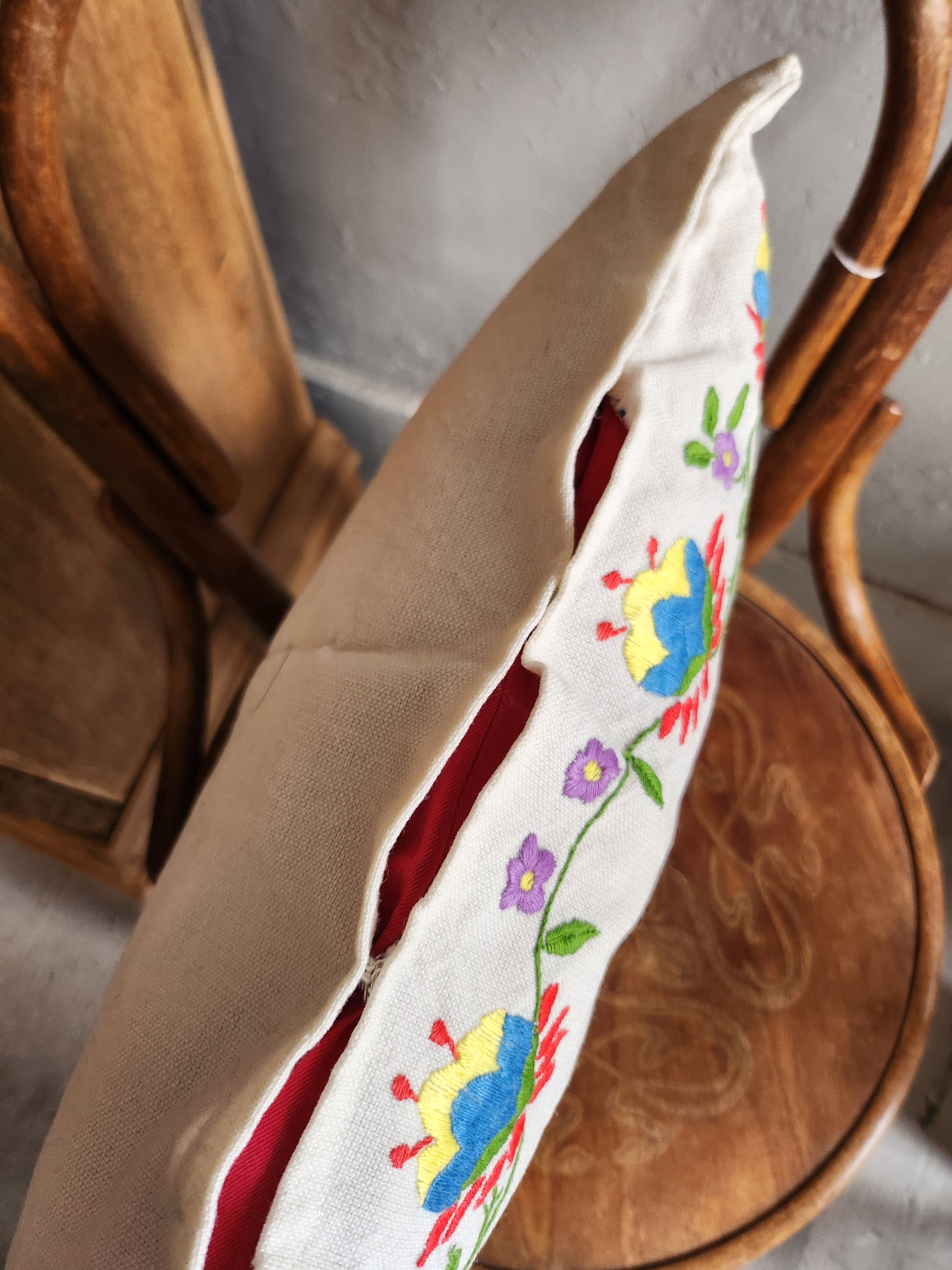 Coussin blanc brodé motif fleuri coloré   Patine