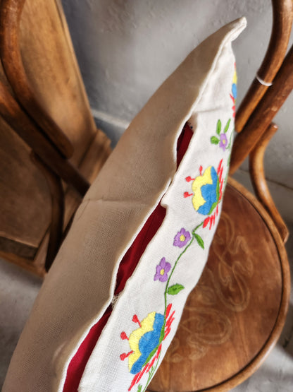 Coussin blanc brodé motif fleuri coloré   Patine