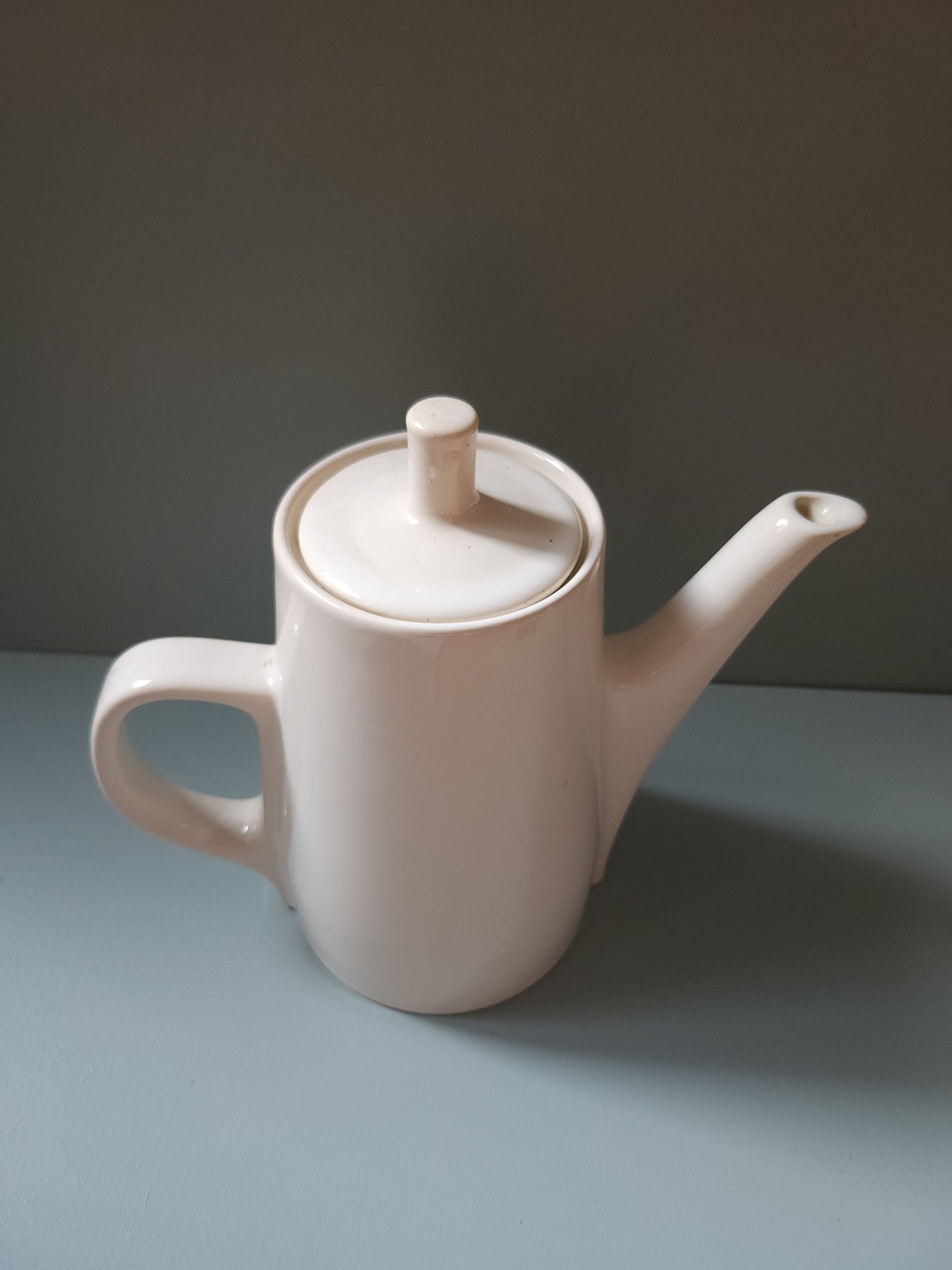 Cafetière en porcelaine blanche   Patine