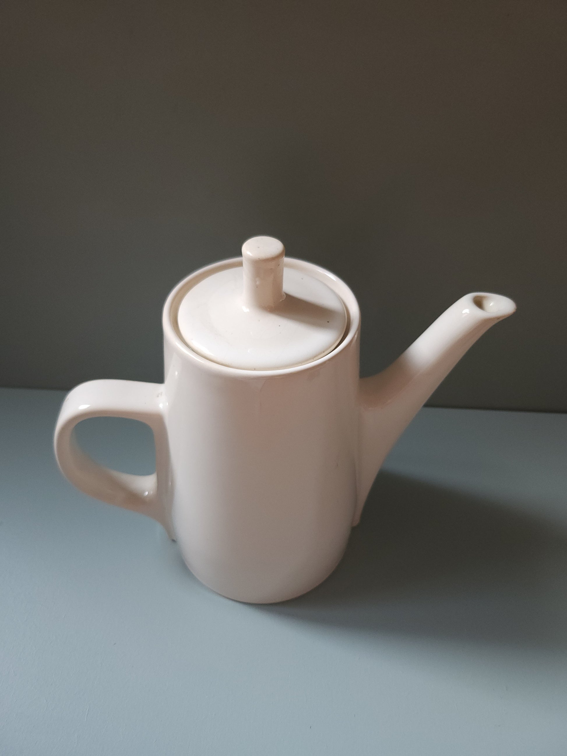 Cafetière en porcelaine blanche   Patine