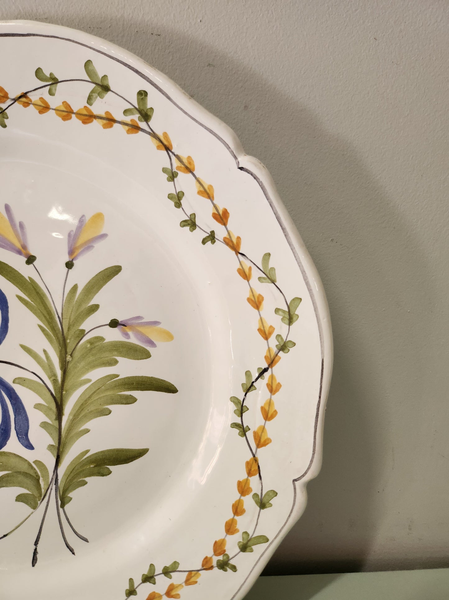 Assiette décorative à suspendre motif floral   Patine