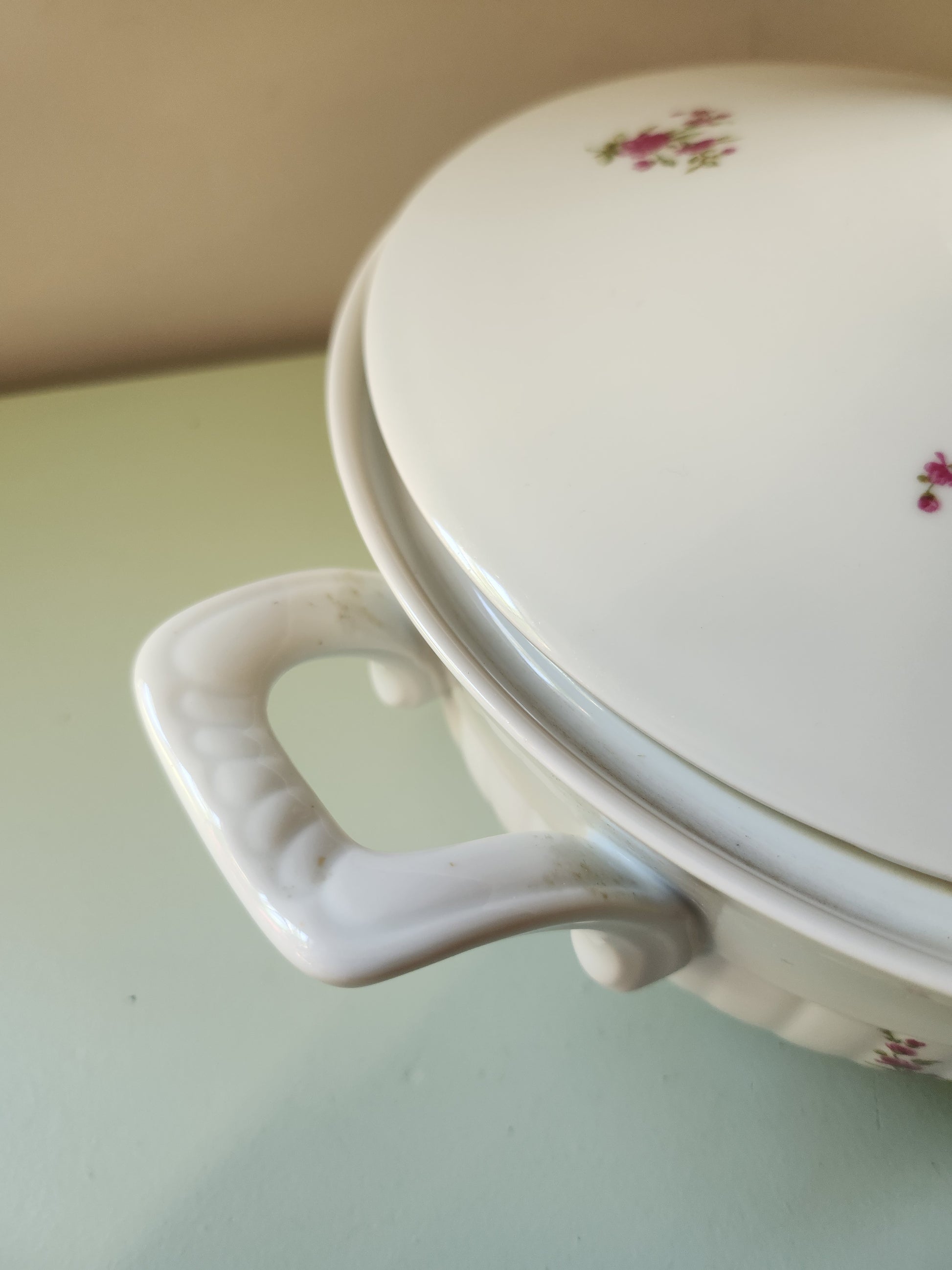 Soupière en porcelaine motif floral   Patine