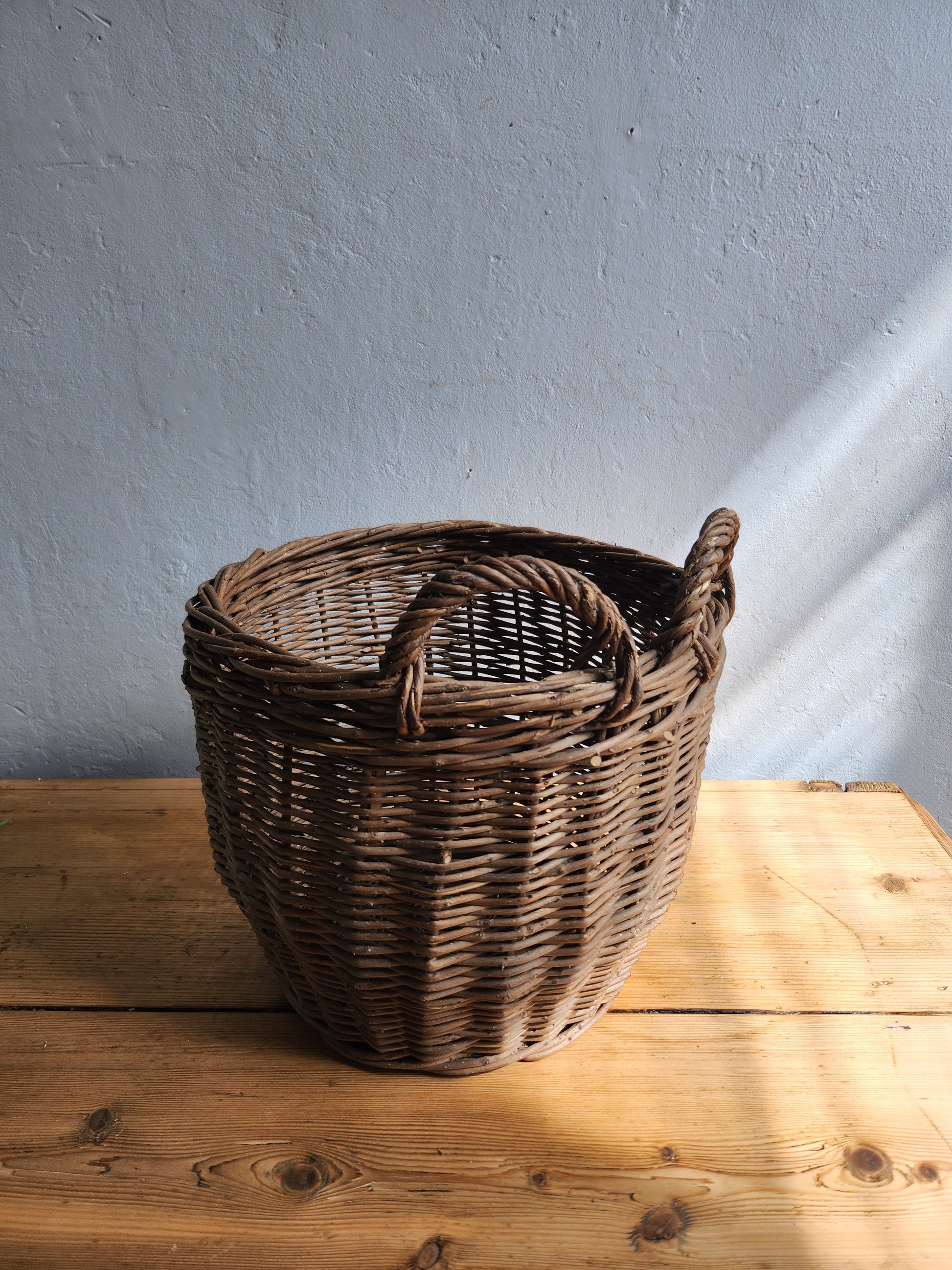 Panier en osier tressé   Patine