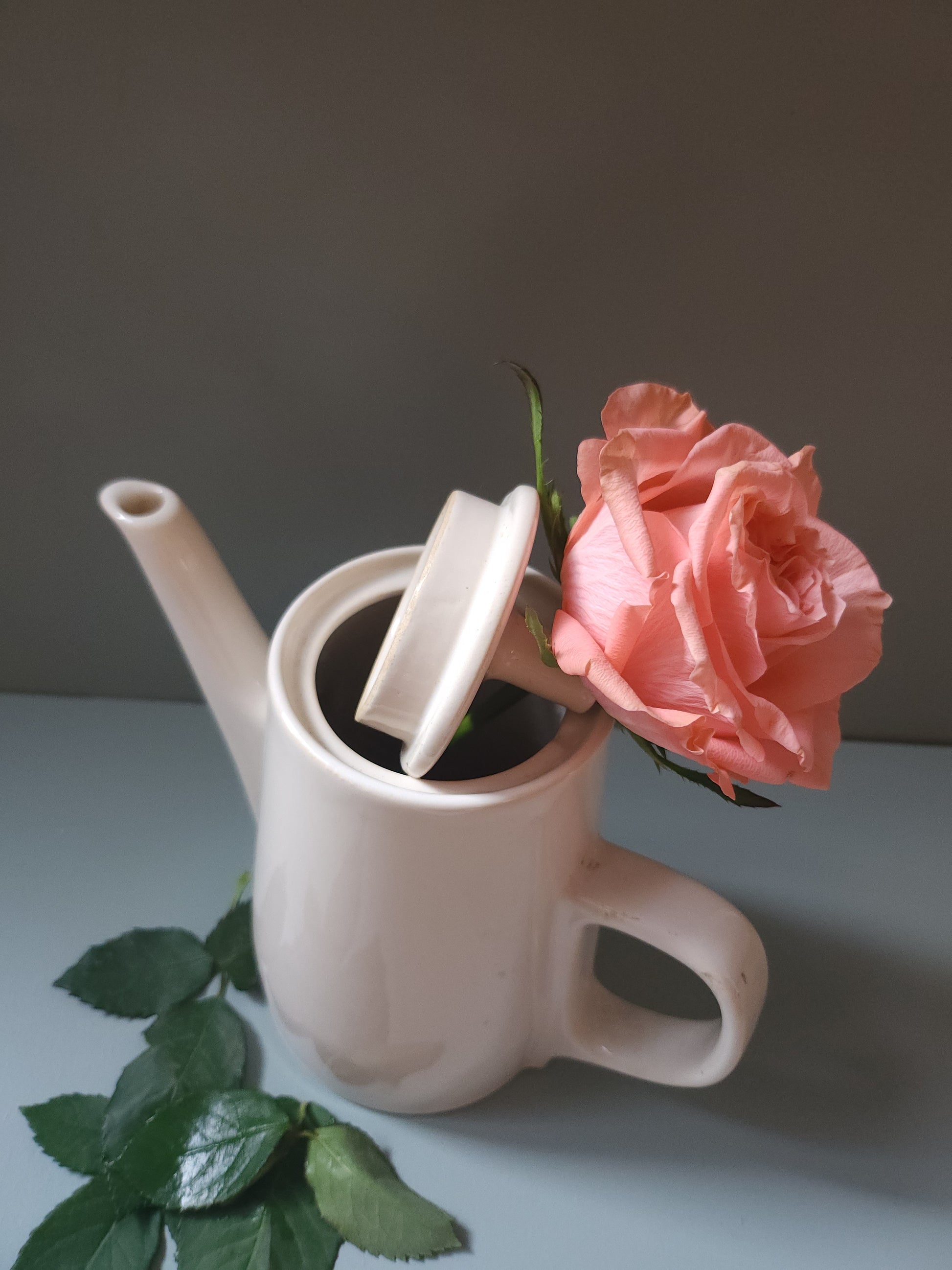 Cafetière en porcelaine blanche   Patine
