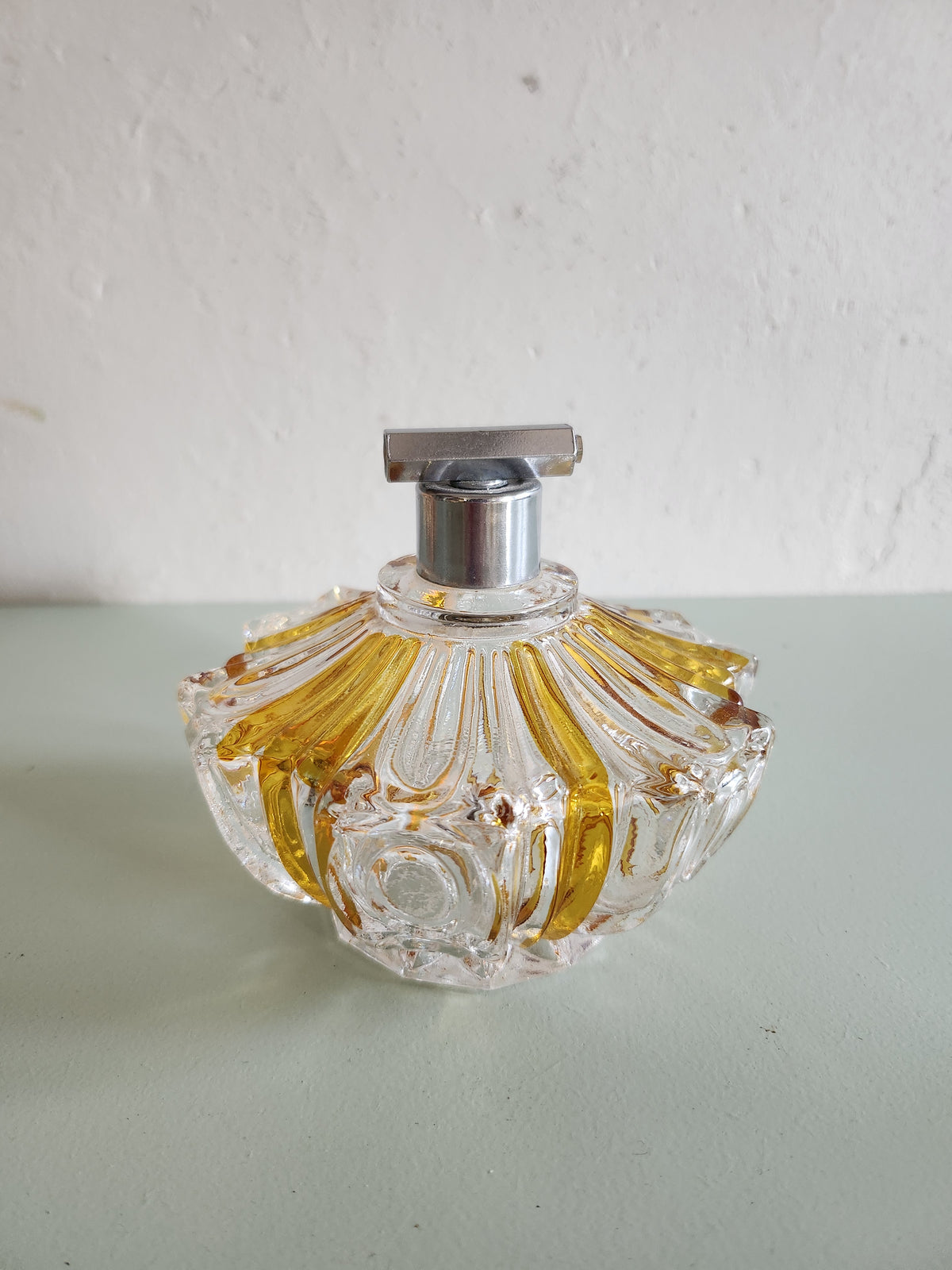 Bouteille de parfum en cristal   Patine