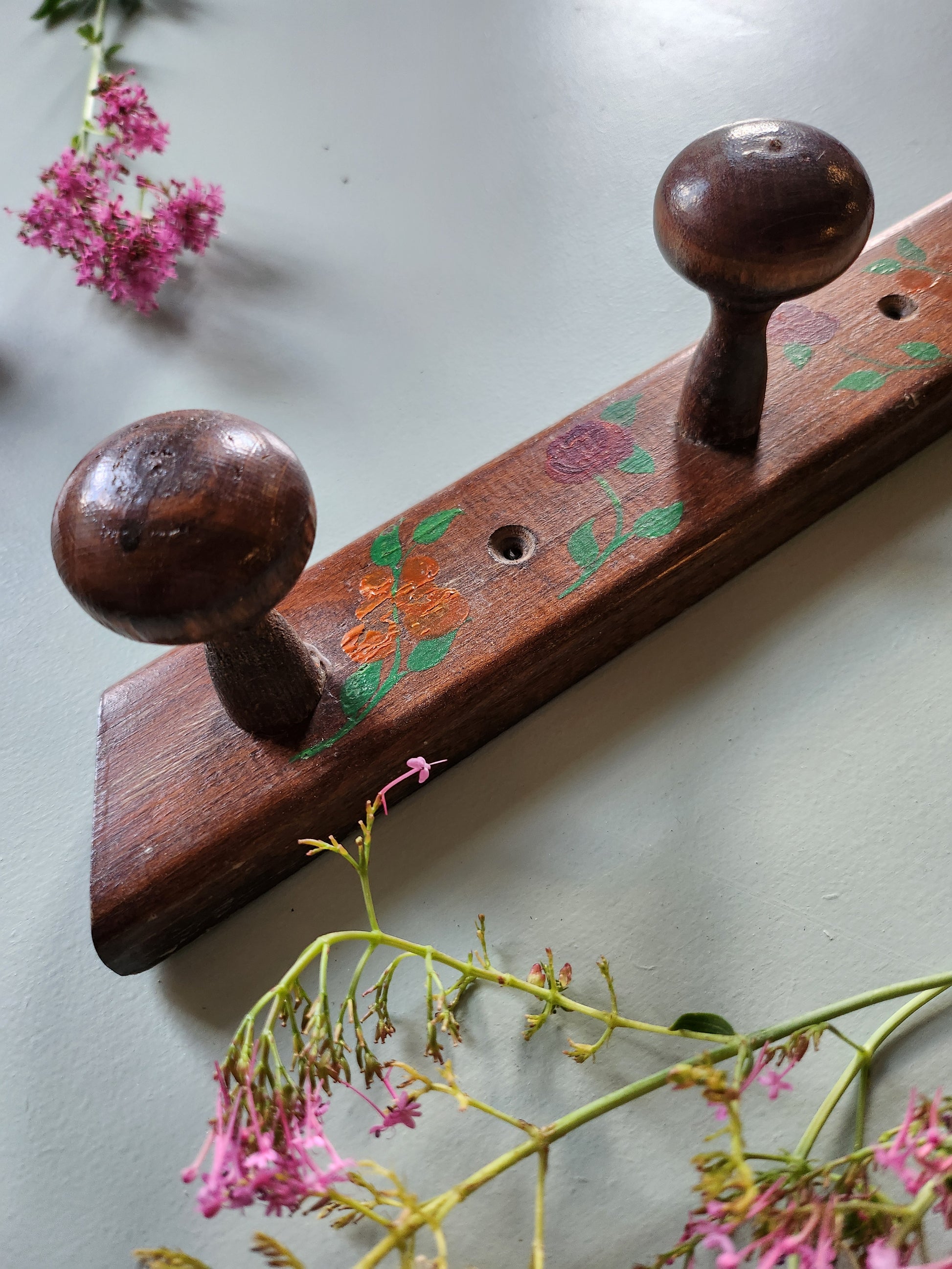 Porte-manteau en bois peint à la main   Patine