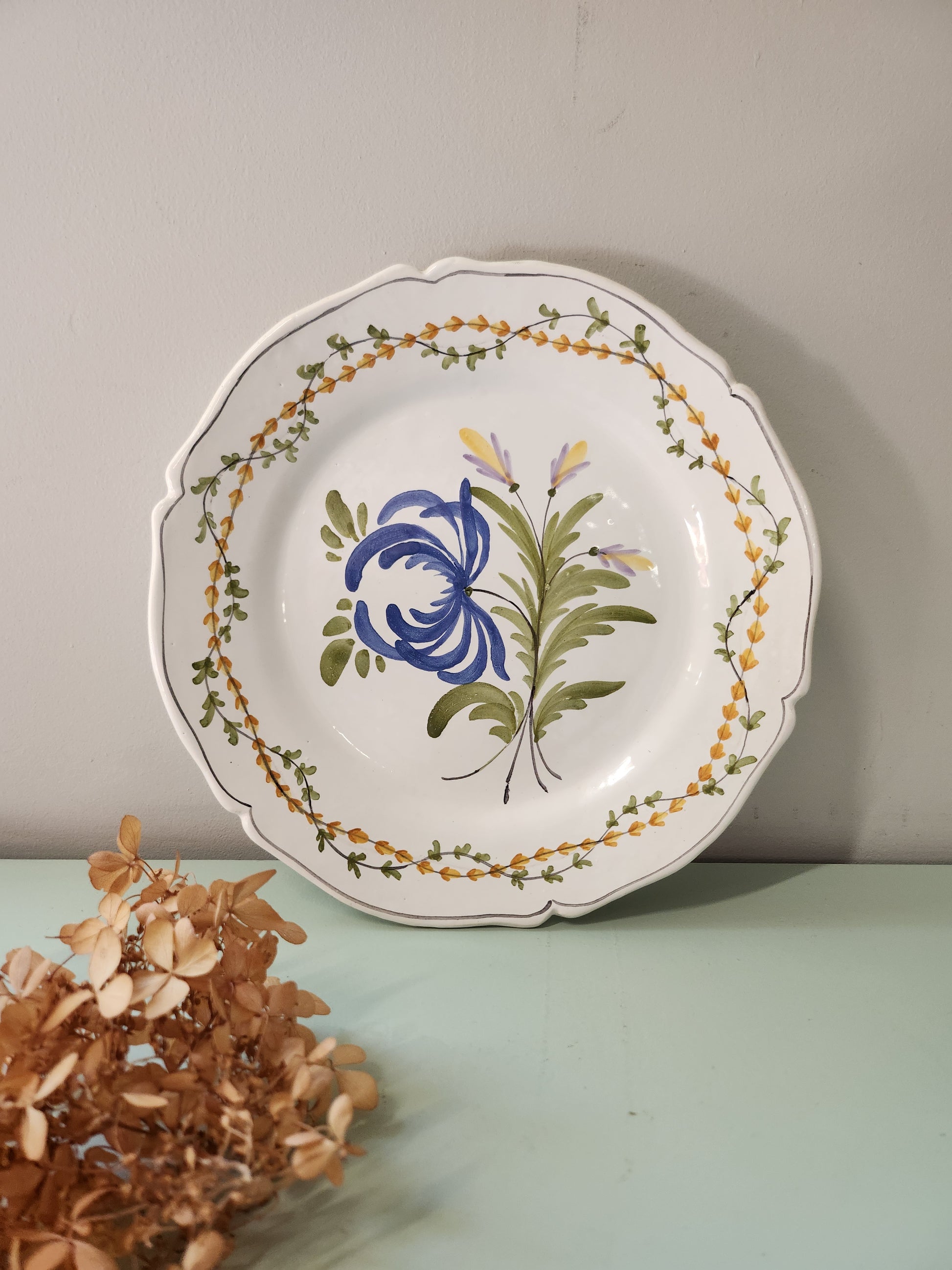 Assiette décorative à suspendre motif floral   Patine