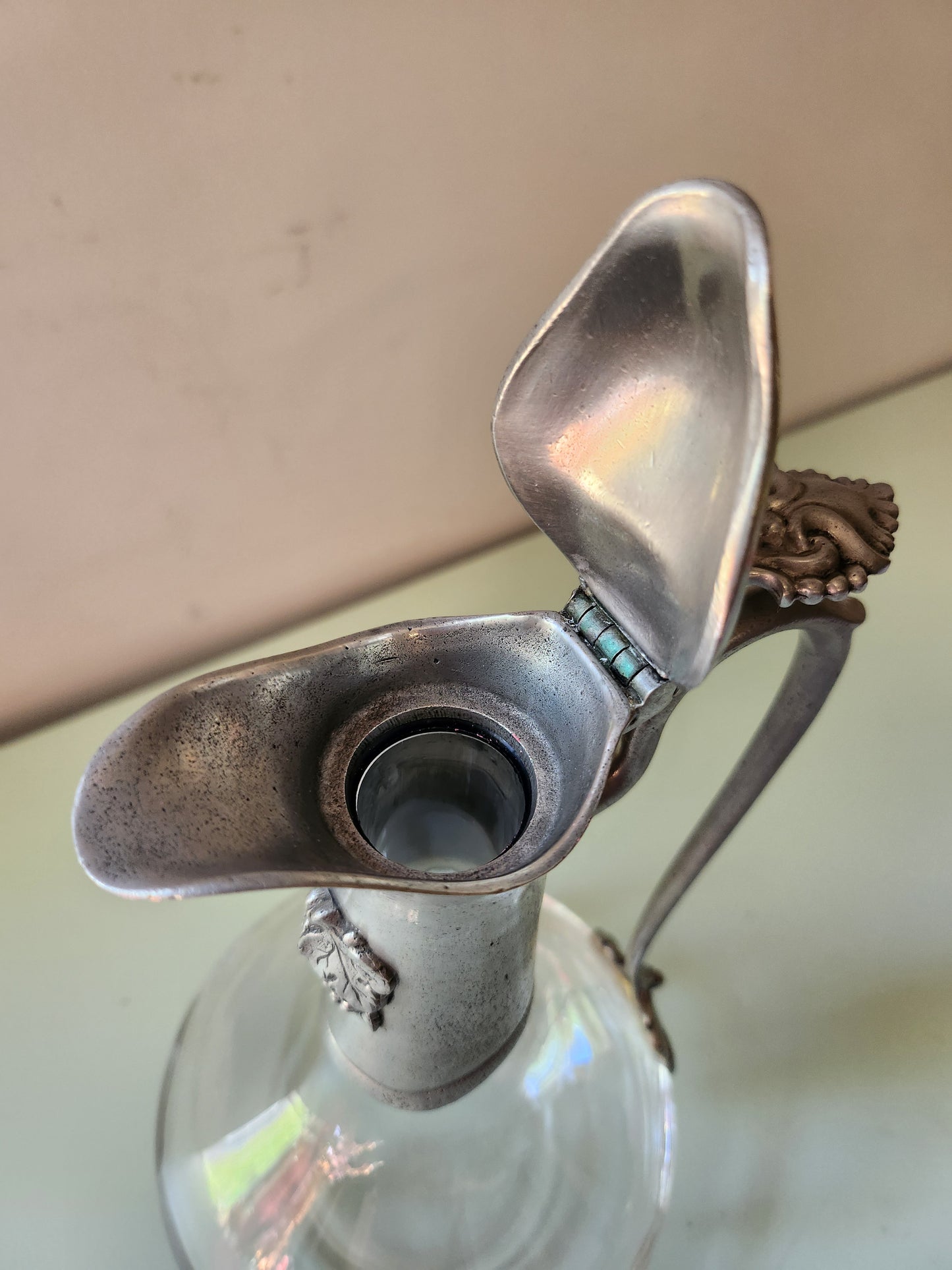 Carafe à vin en verre et en étain   Patine