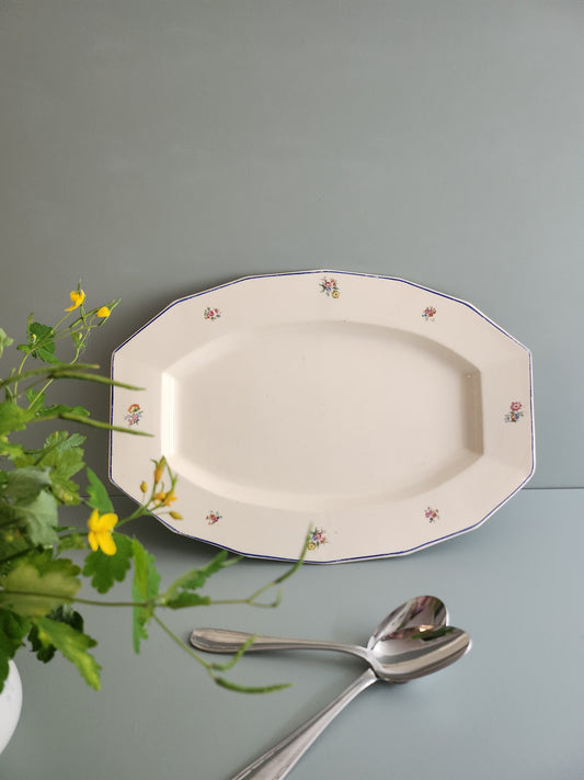 Plat ovale en porcelaine fleurie