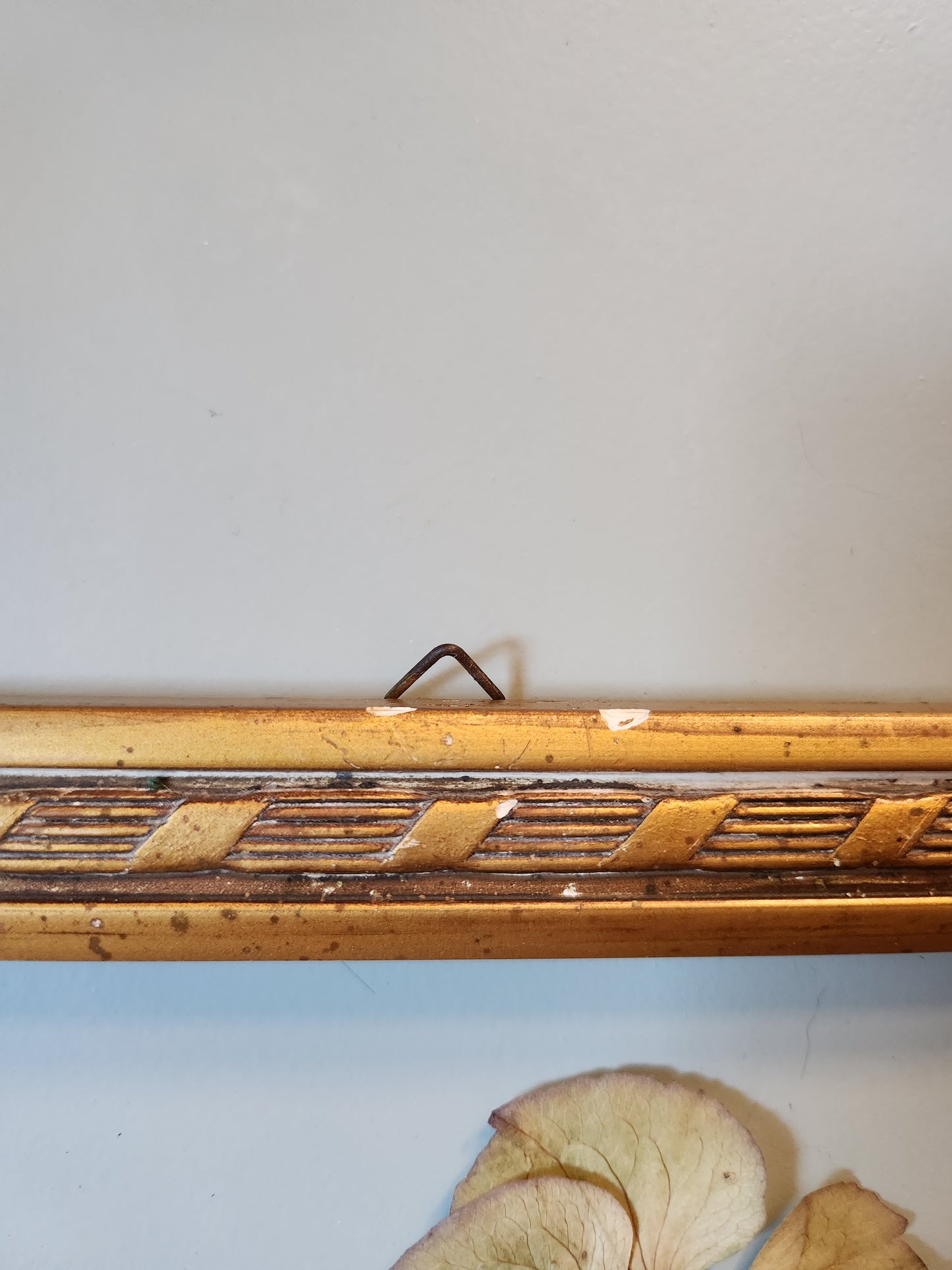 Cadre doré vintage à suspendre   Patine