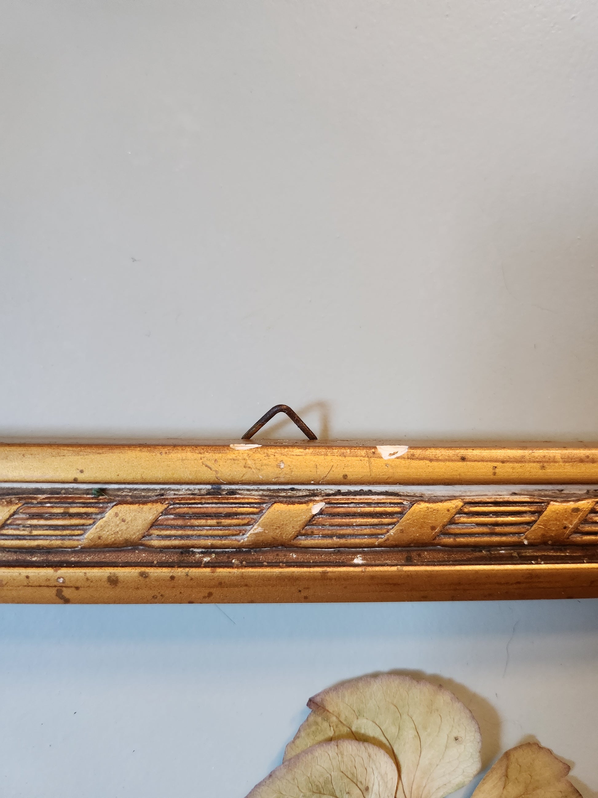 Cadre doré vintage à suspendre   Patine