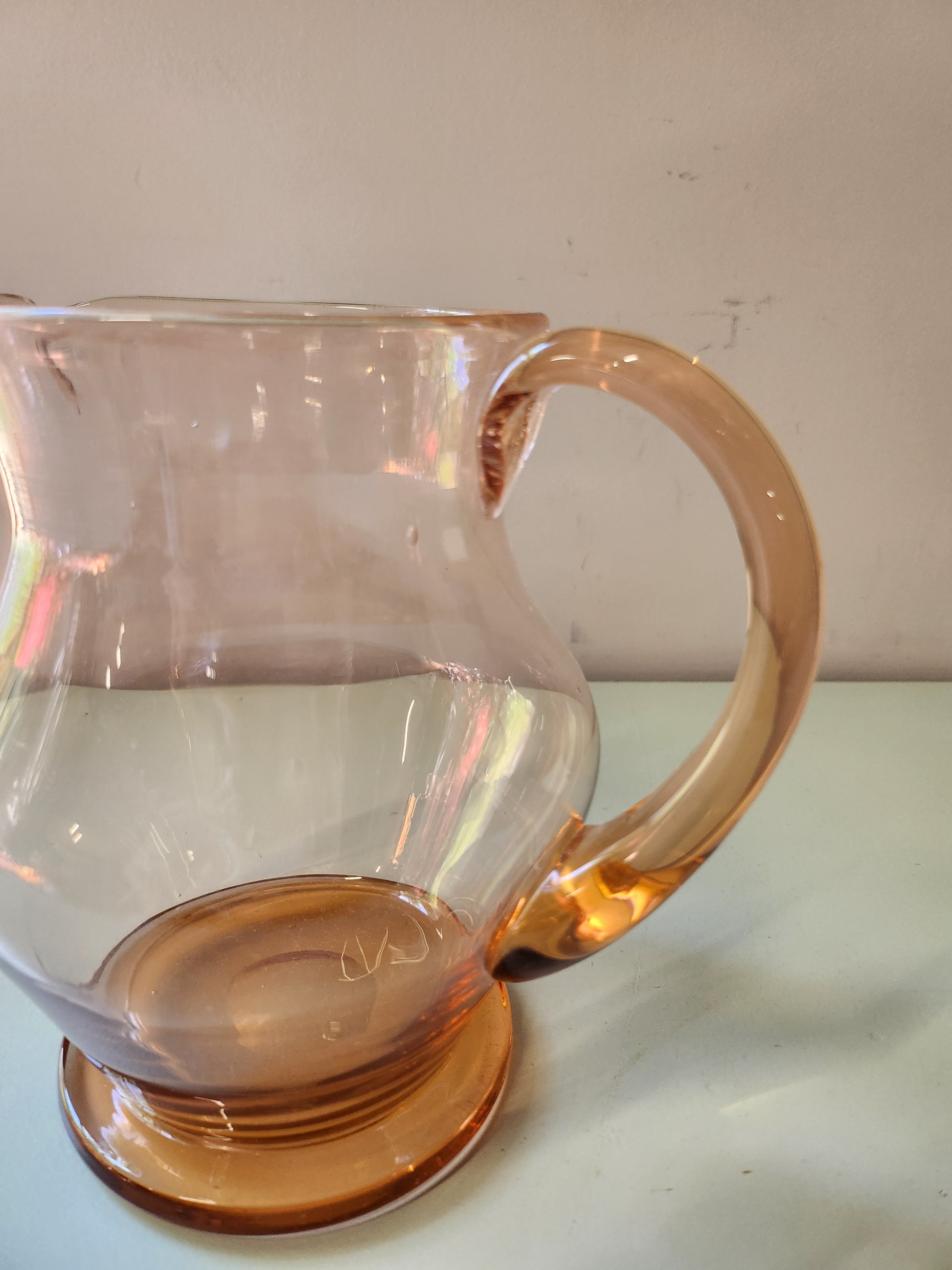 Pichet en verre teinté rose   Patine