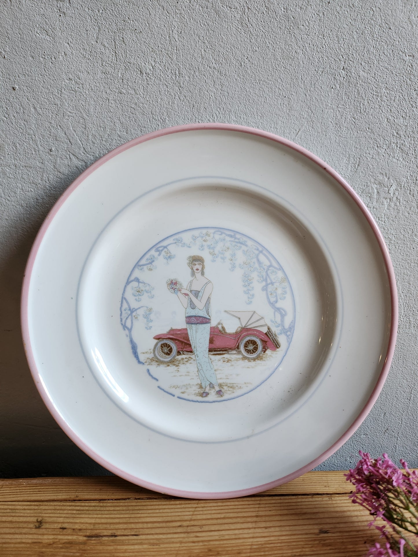 Assiette à dessert en céramique "femme à la voiture"   Patine