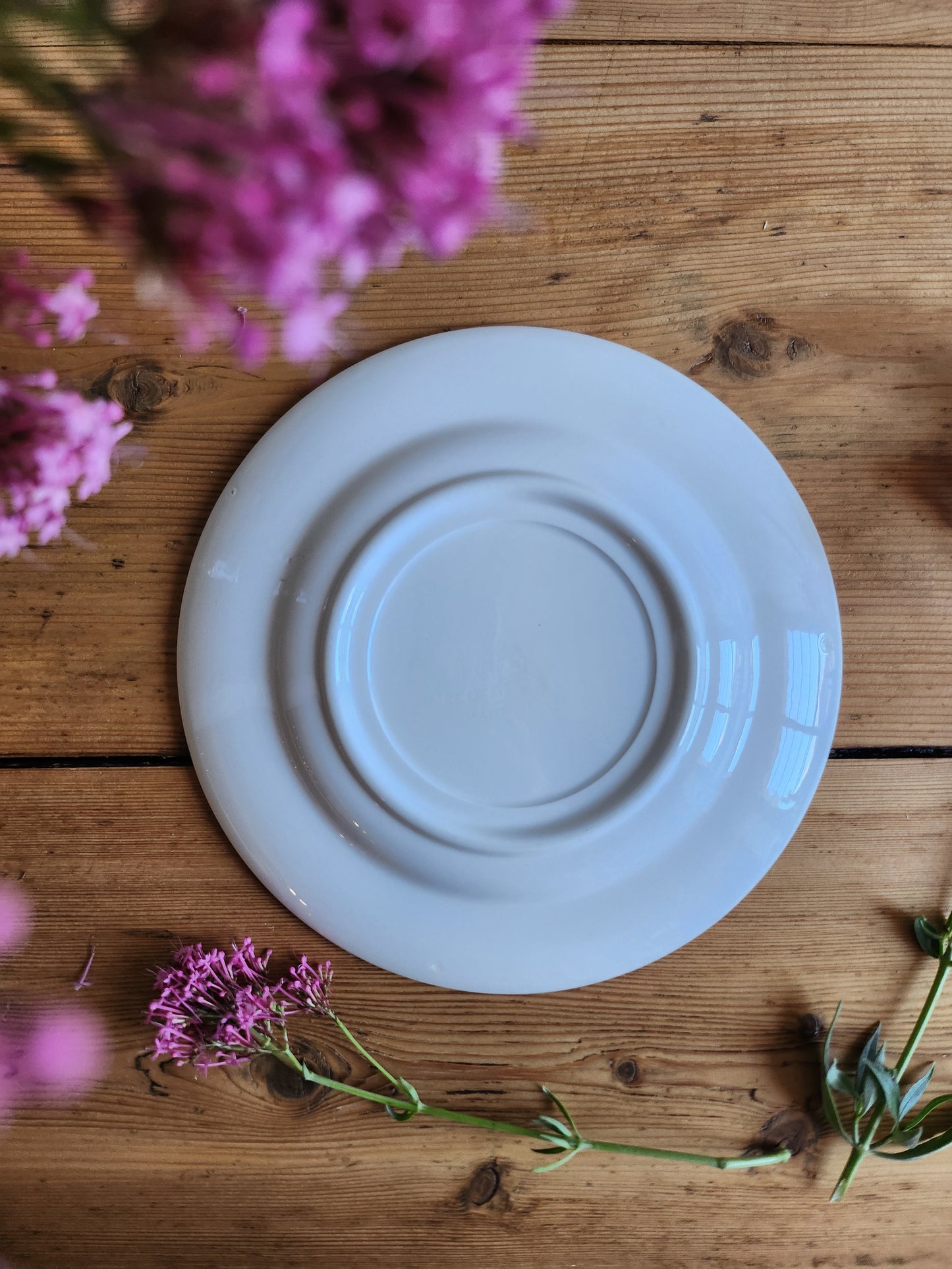 Assiette à dessert en céramique "femme à la voiture"   Patine