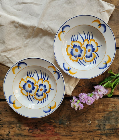 Assiette en céramique Sarreguemines à motif floral   Patine