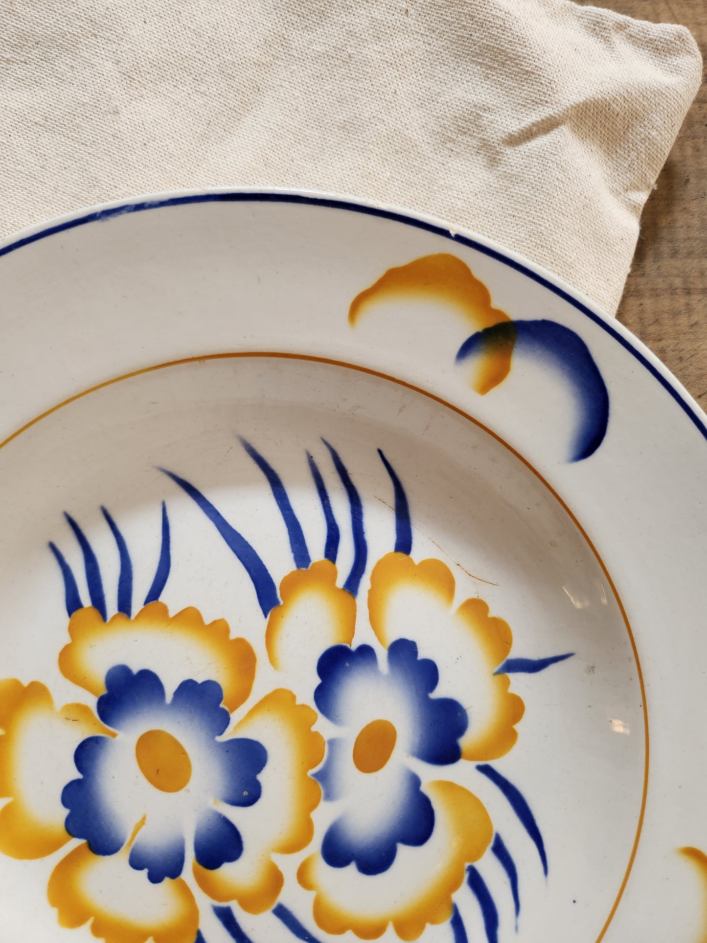 Assiette en céramique Sarreguemines à motif floral   Patine