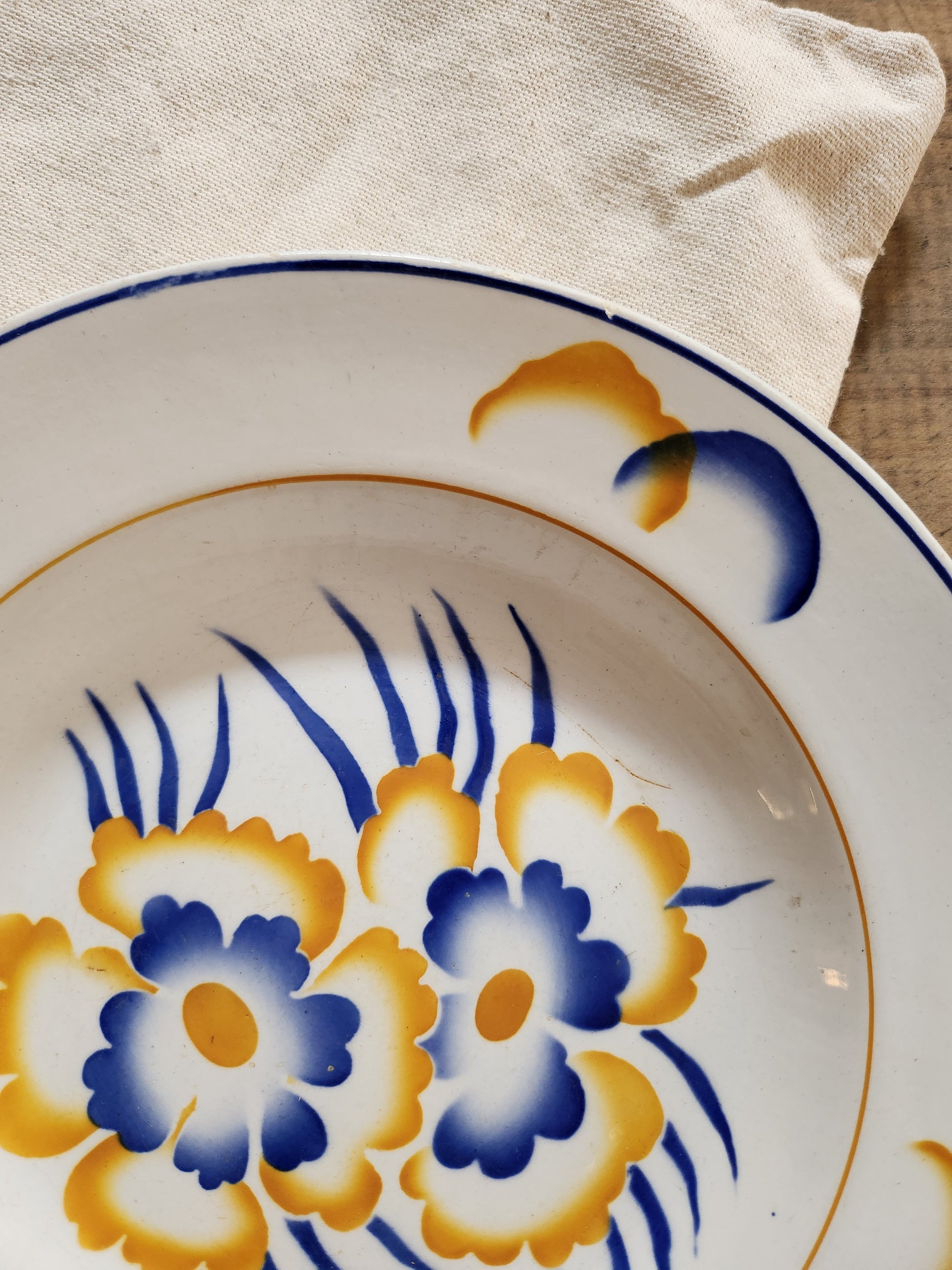 Assiette en céramique Sarreguemines à motif floral   Patine