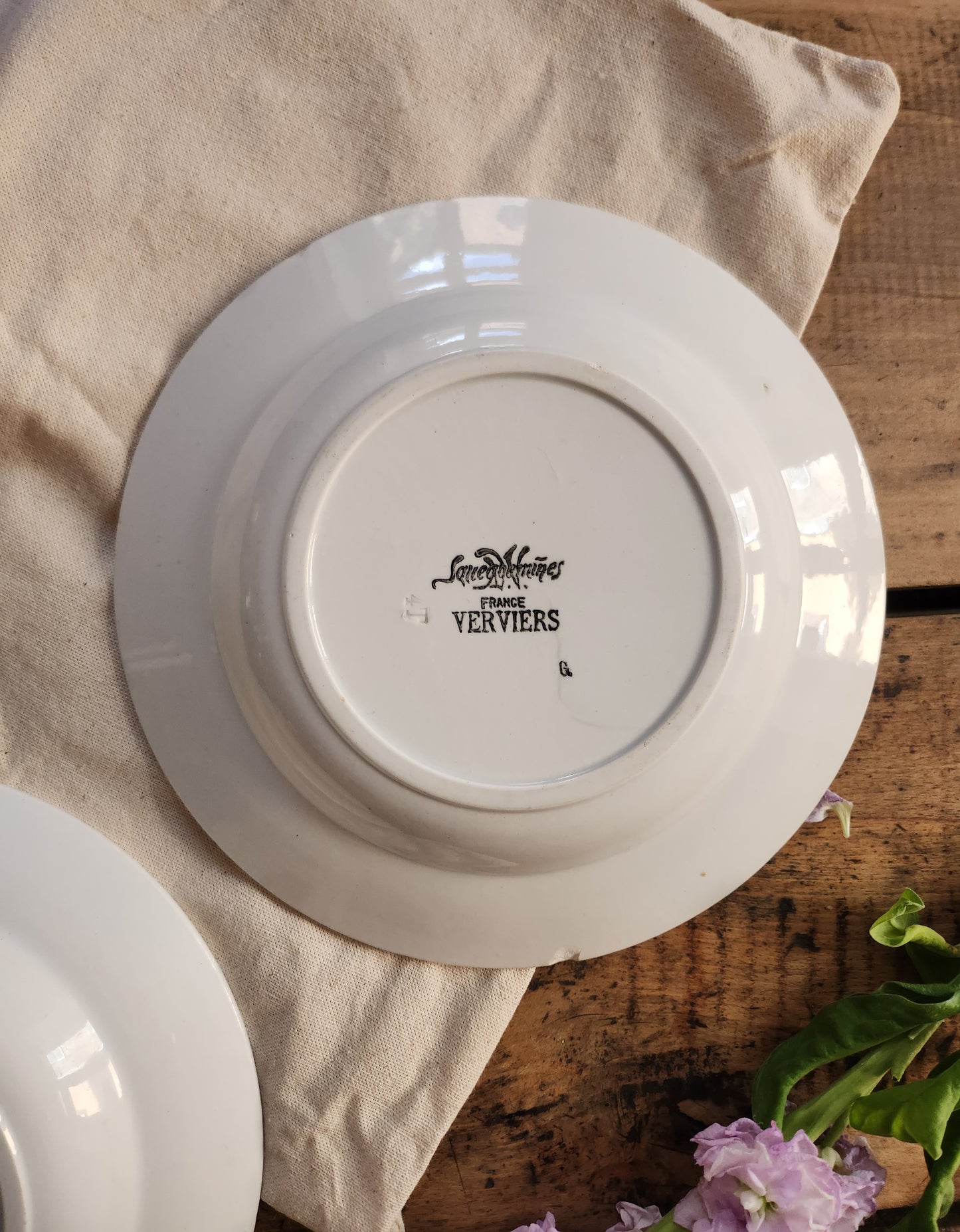 Assiette en céramique Sarreguemines à motif floral   Patine