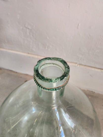 Grande dame-jeanne en verre transparent   Patine
