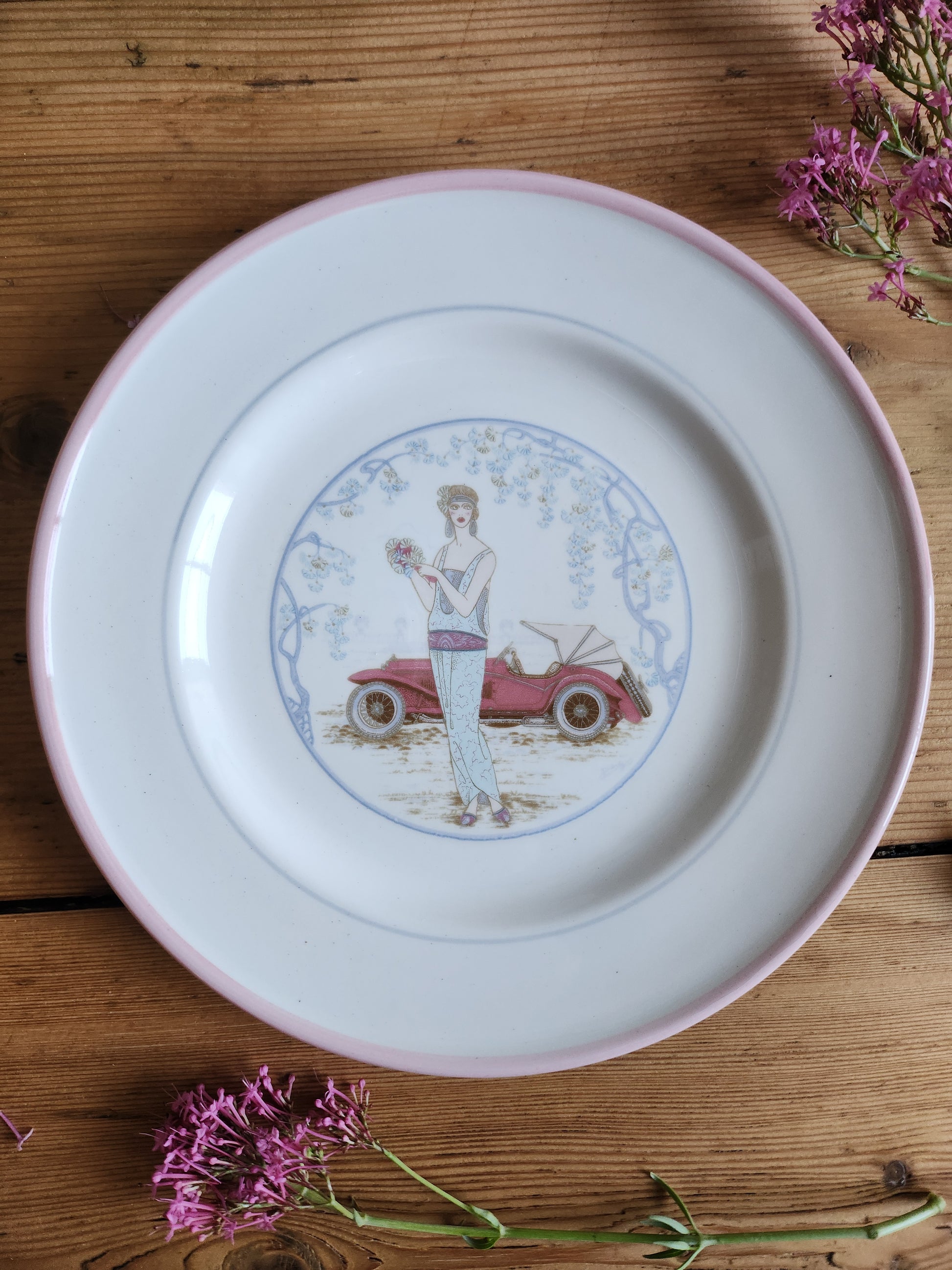 Assiette à dessert en céramique "femme à la voiture"   Patine
