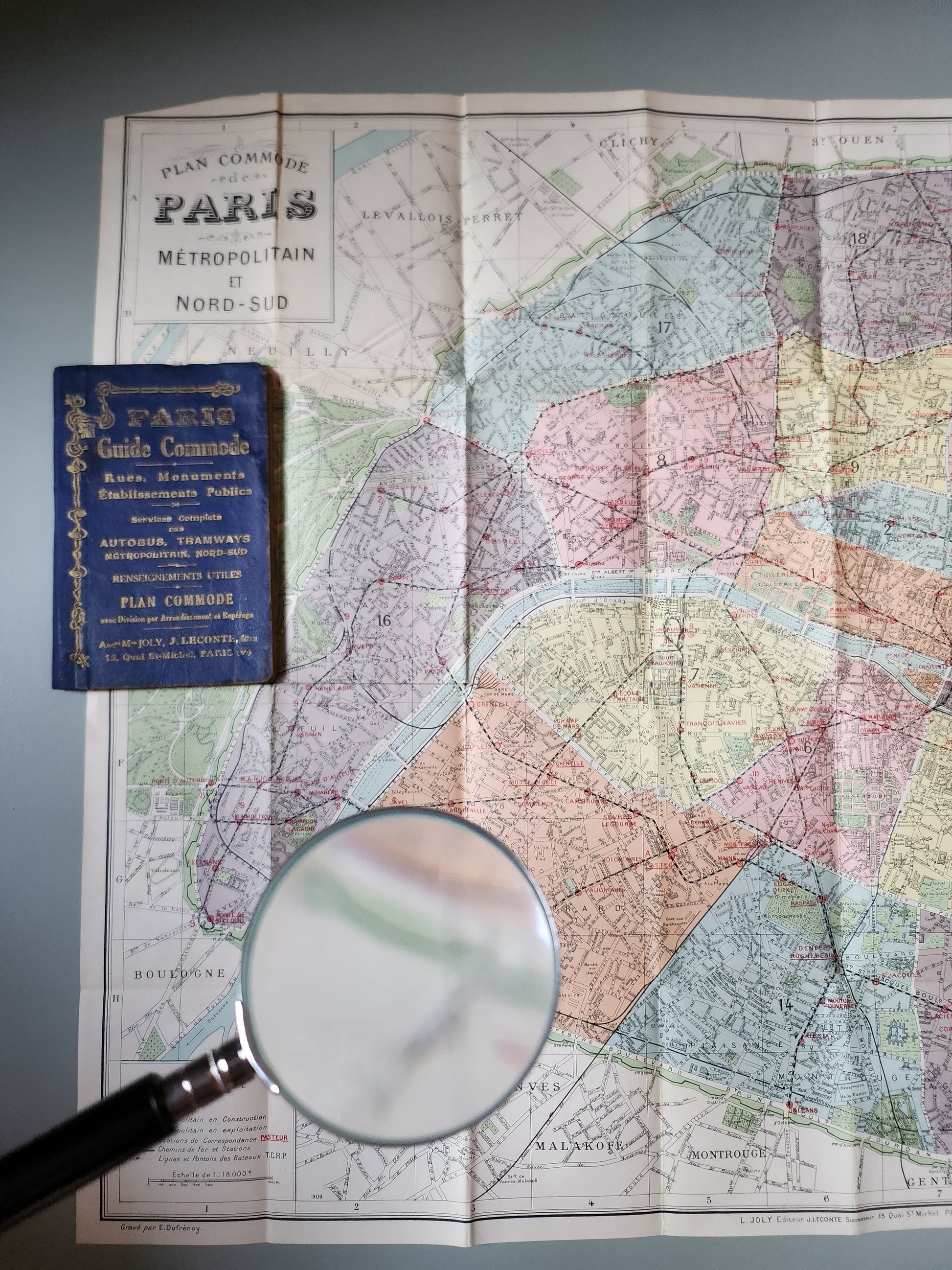 Guide commode des rues de Paris avec plan dépliable   Patine