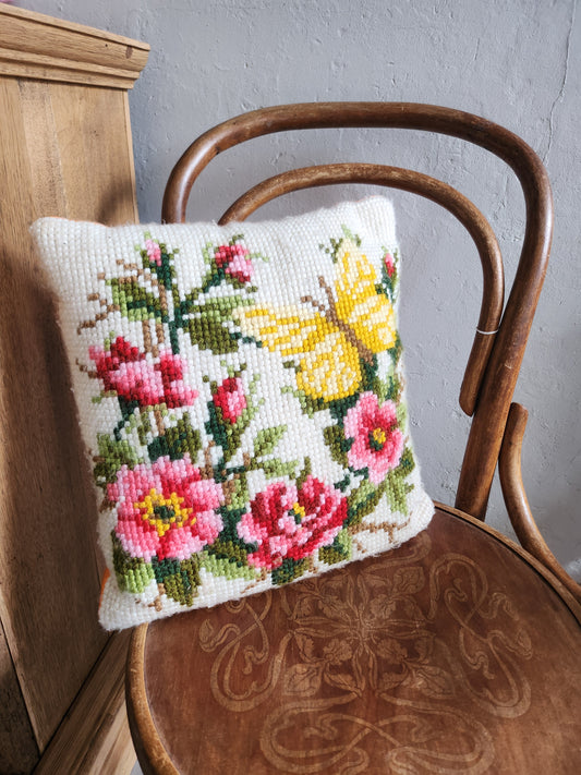 Coussin en point de croix motif fleurs papillon   Patine