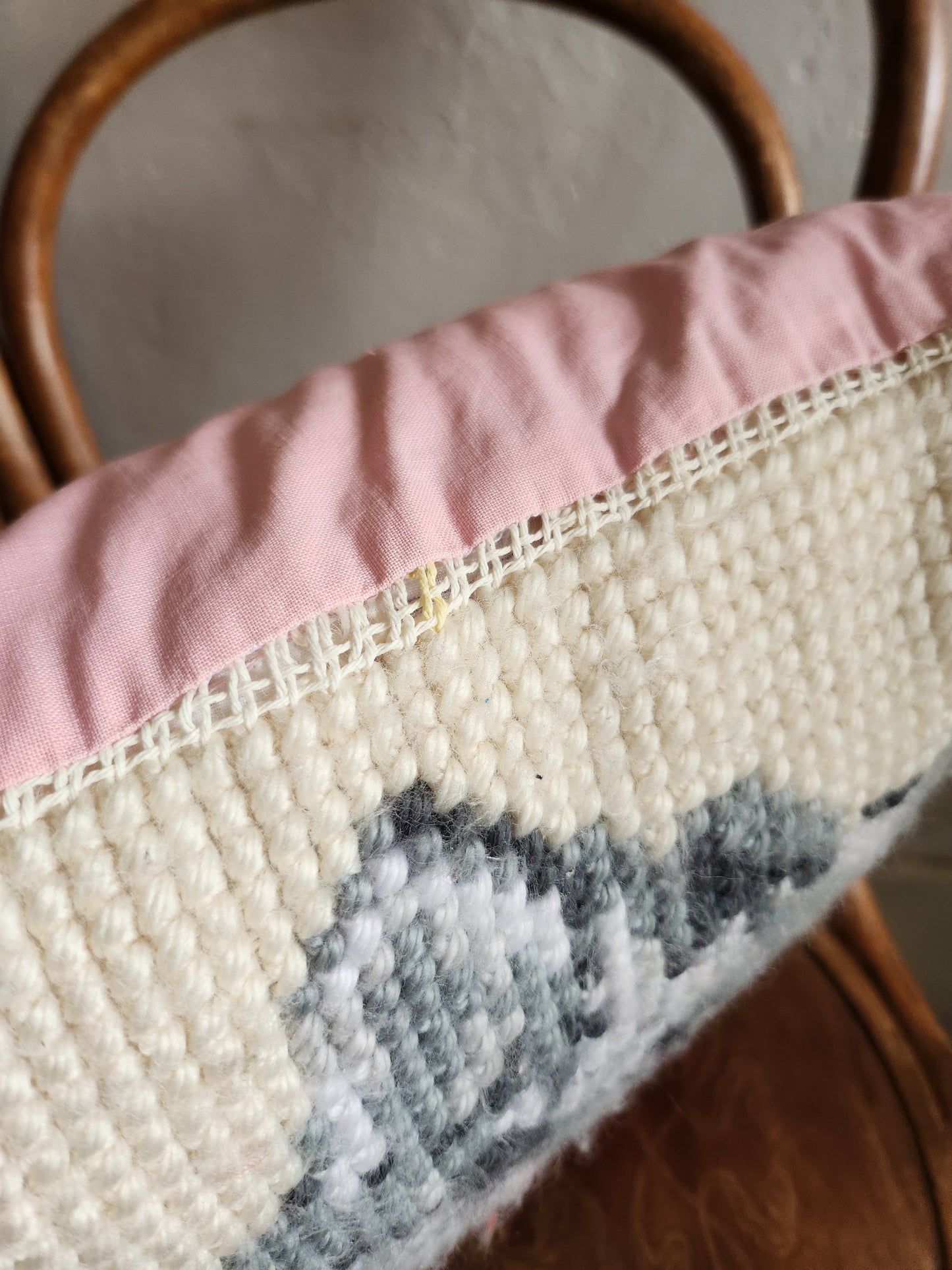 Coussin point de croix motif chat et fleurs   Patine