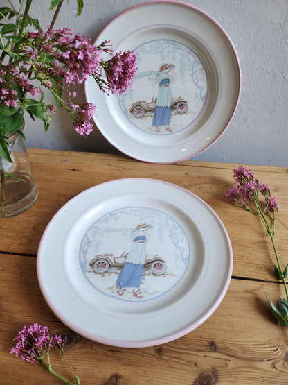 Assiette plate "femme à la voiture" lot de 2   Patine