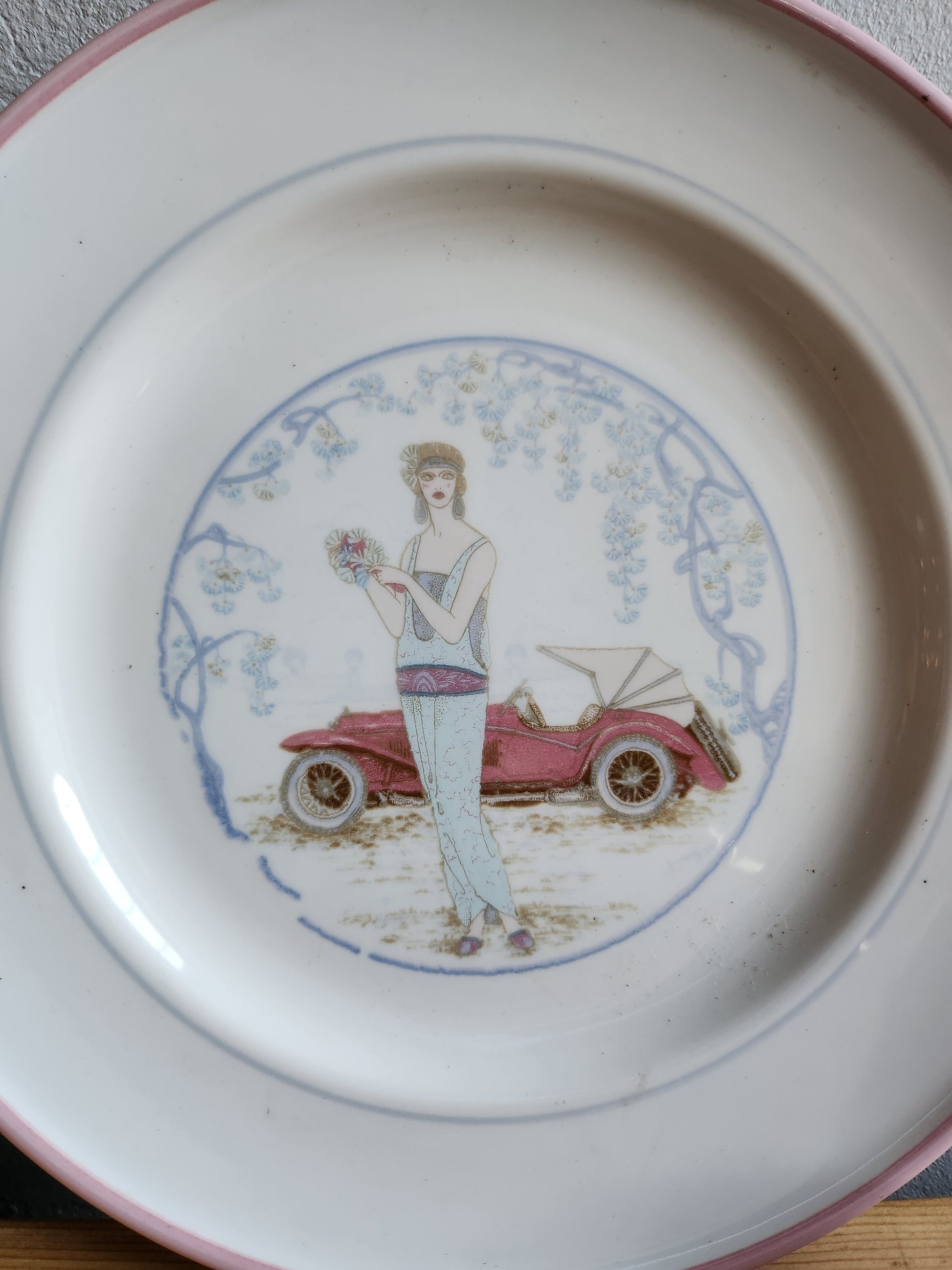 Assiette à dessert en céramique "femme à la voiture"   Patine