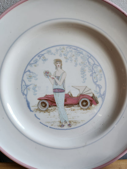 Assiette à dessert en céramique "femme à la voiture"   Patine