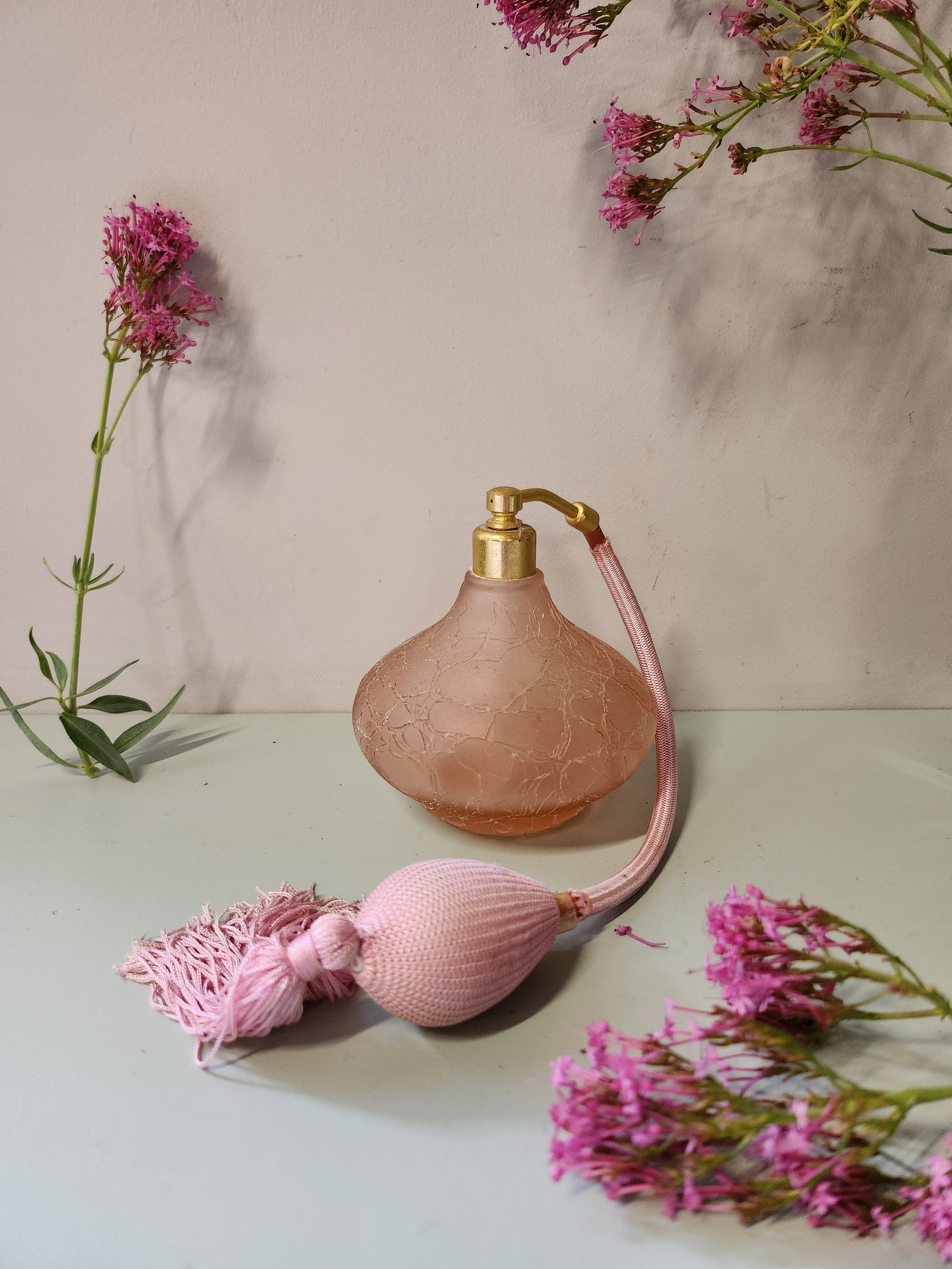 Vaporisateur de parfum rose vintage   Patine
