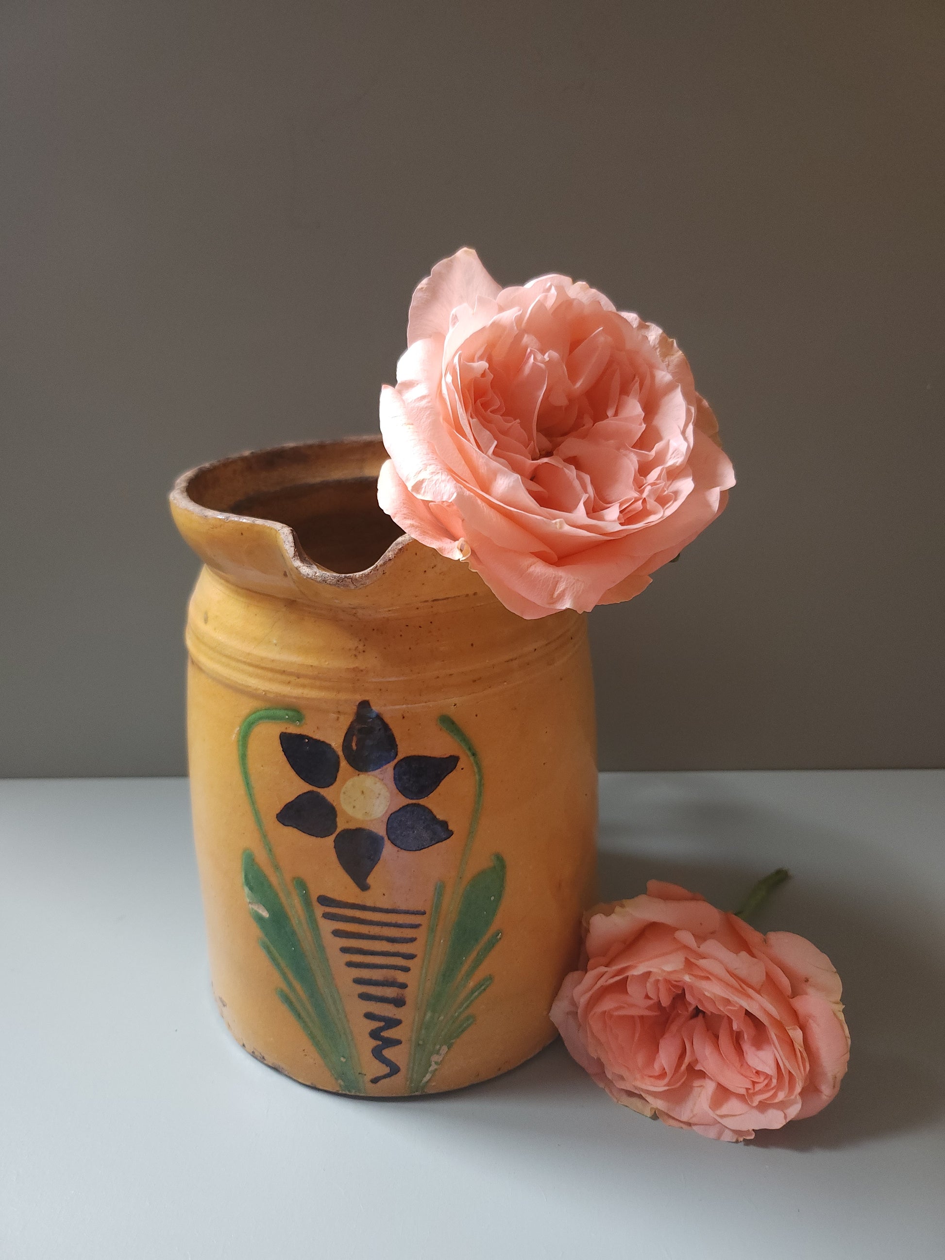 Cruche en argile motif floral   Patine