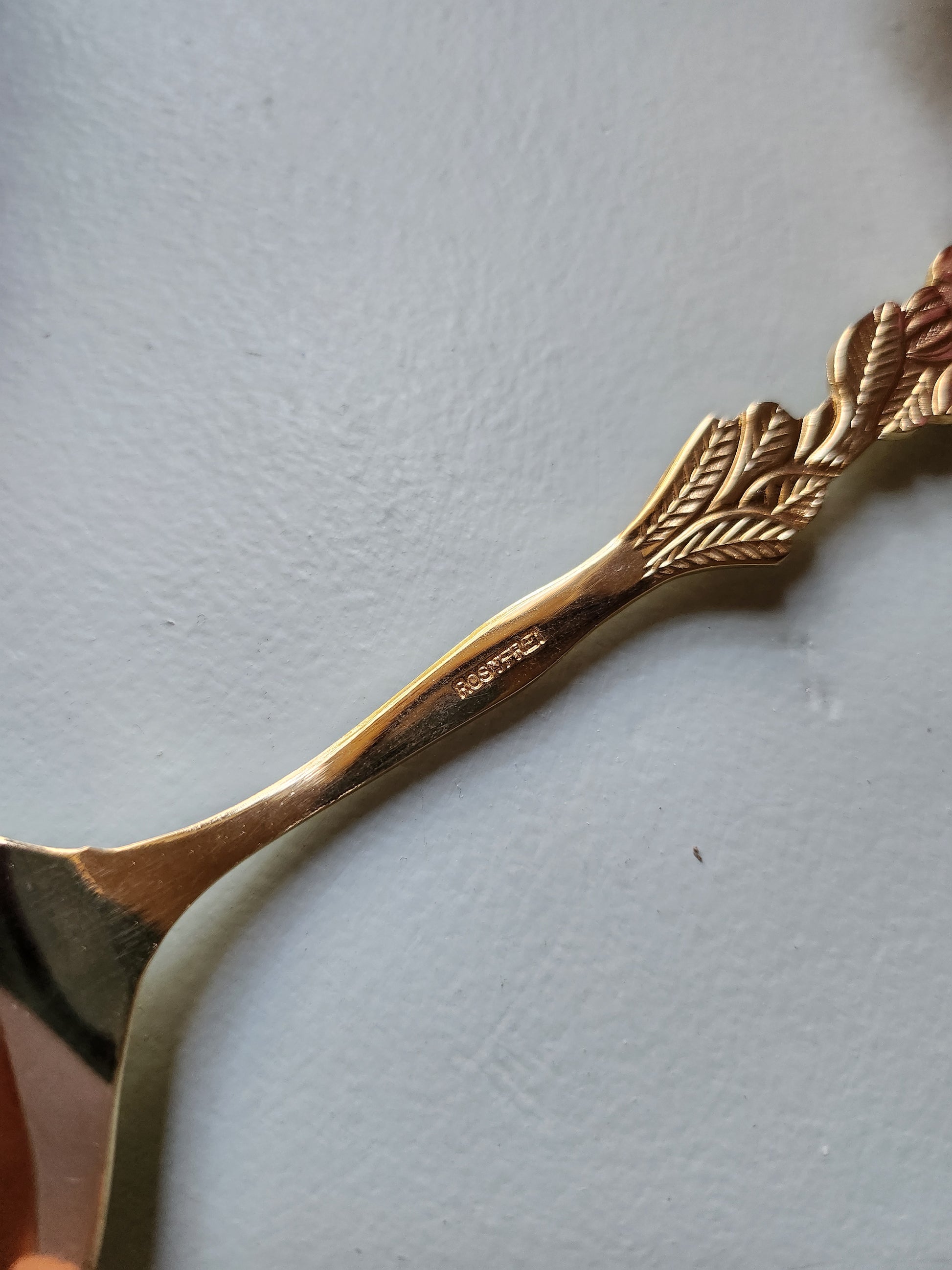 Pelle à tarte en métal doré   Patine