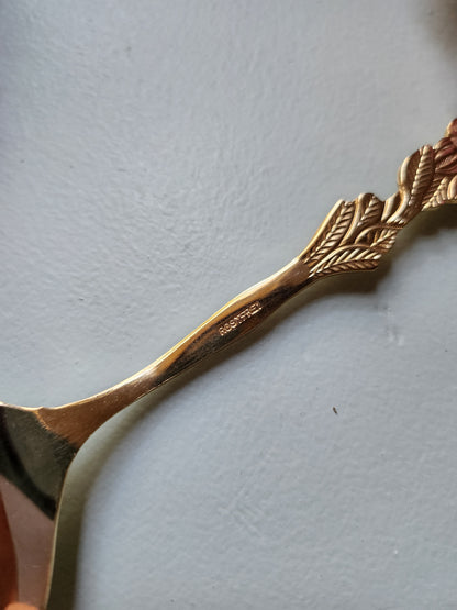 Pelle à tarte en métal doré   Patine