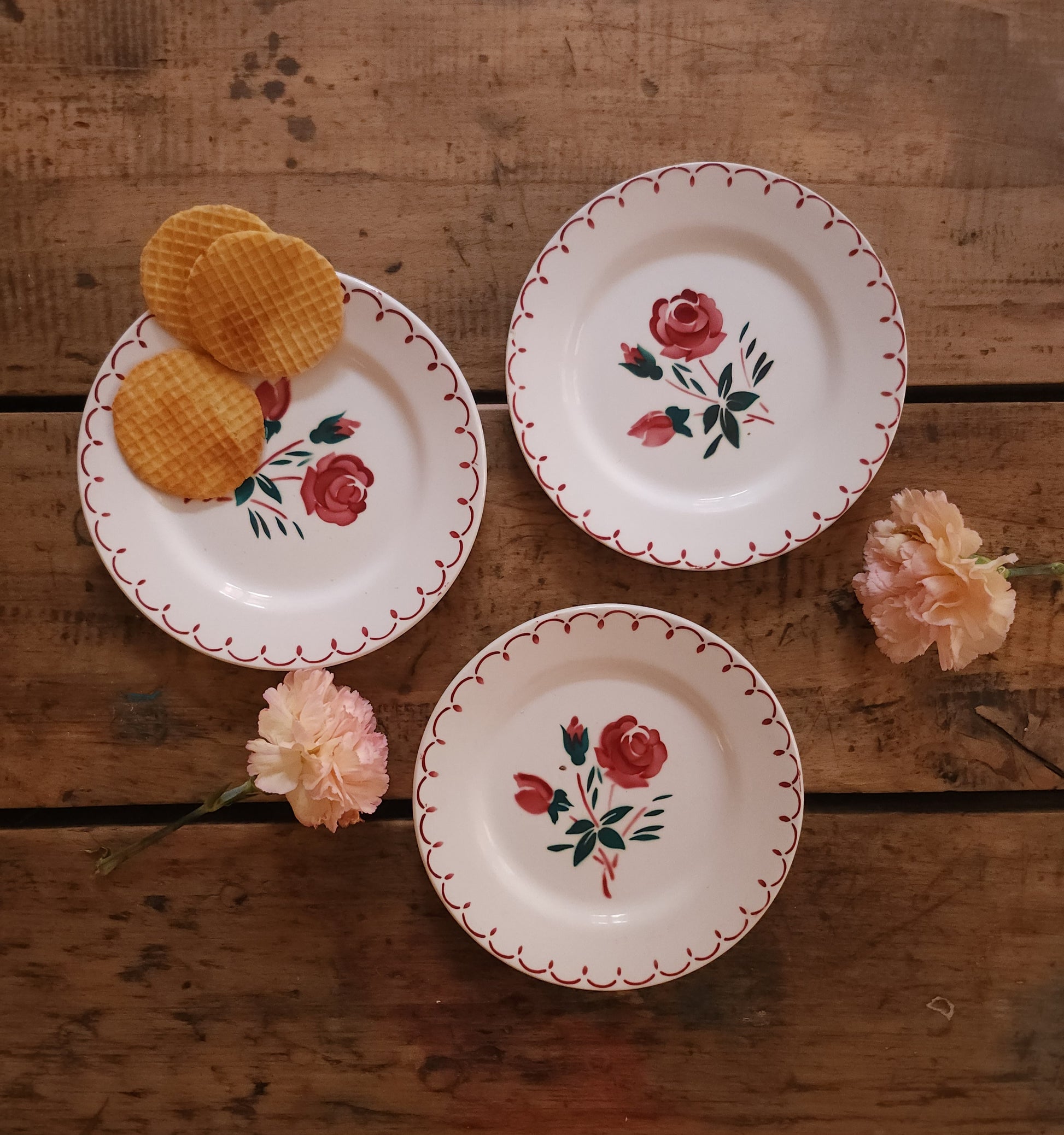 Assiettes plates en céramique peintes à la main   Patine