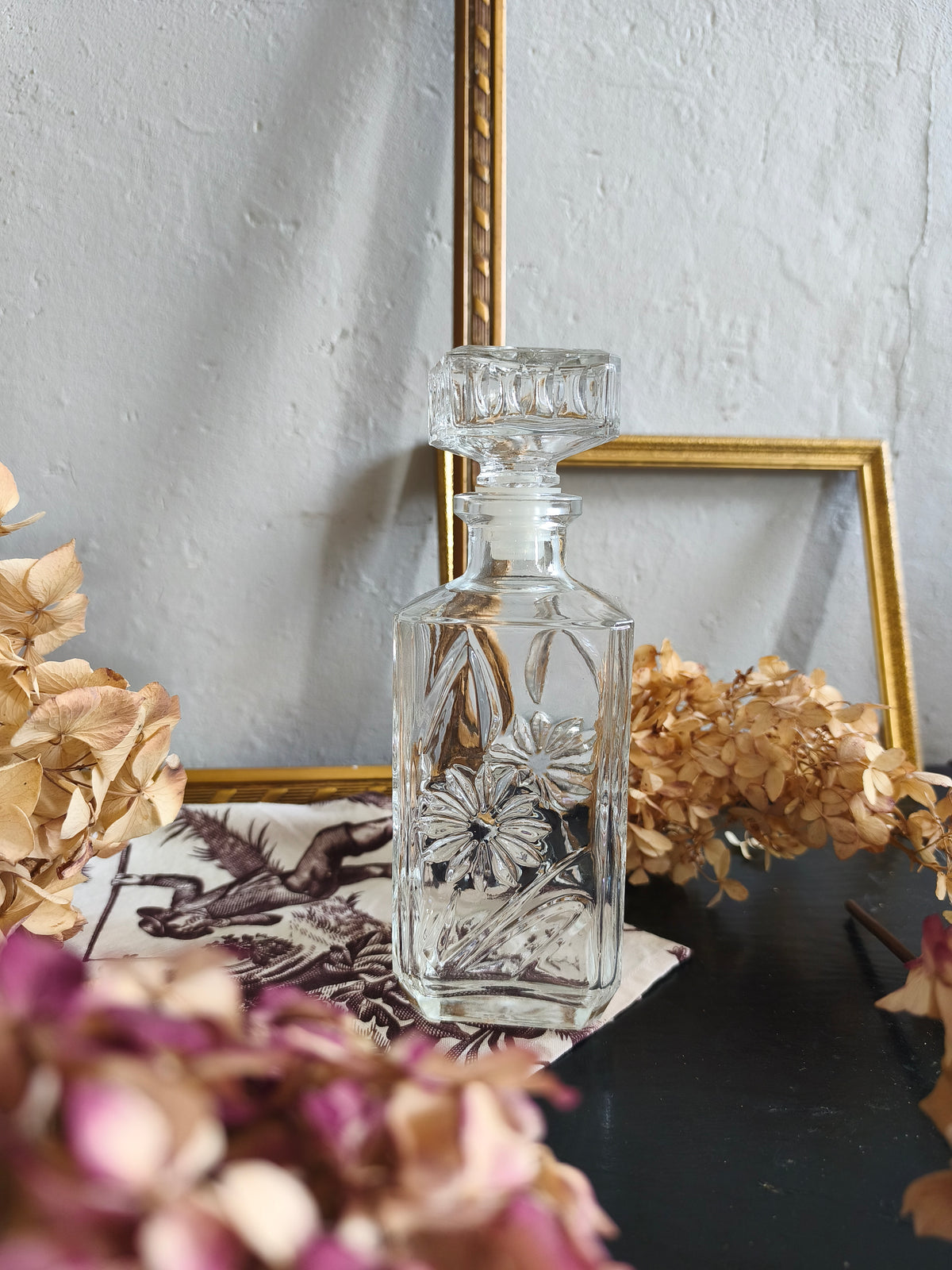 Carafe en verre transparent orné de gravure   Patine