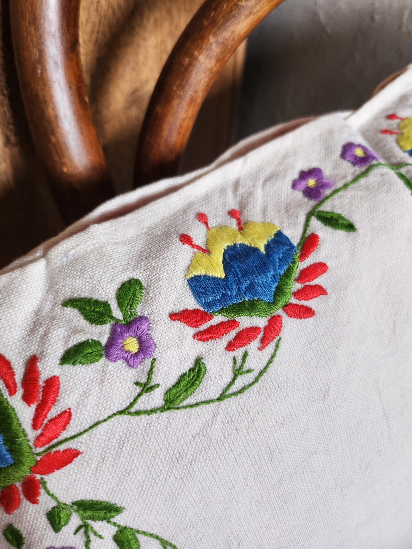 Coussin blanc brodé motif fleuri coloré   Patine
