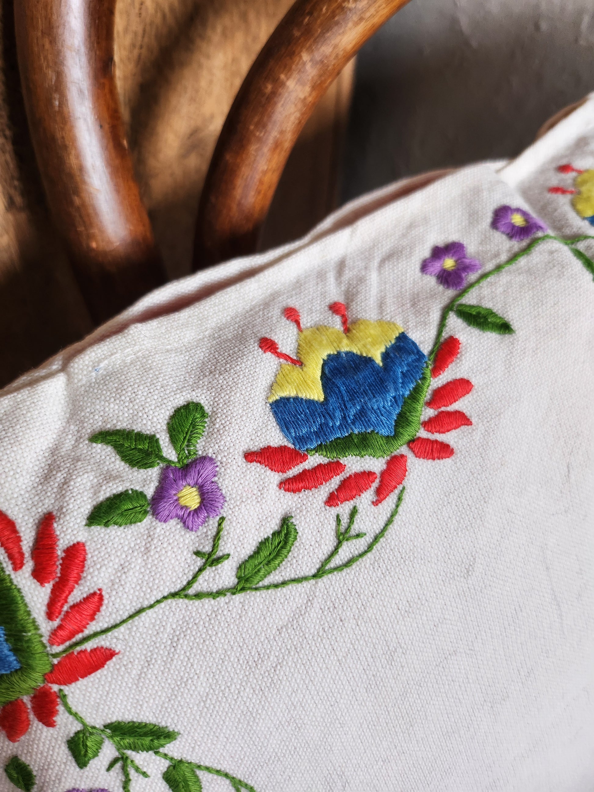 Coussin blanc brodé motif fleuri coloré   Patine