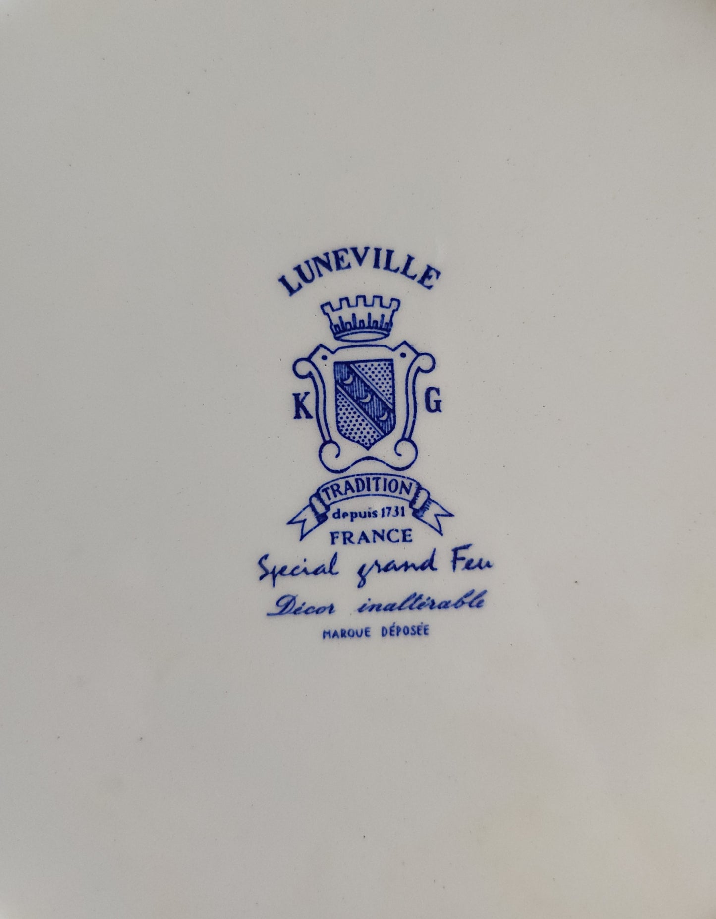Grand plat en céramique Lunéville, style anglais   Patine