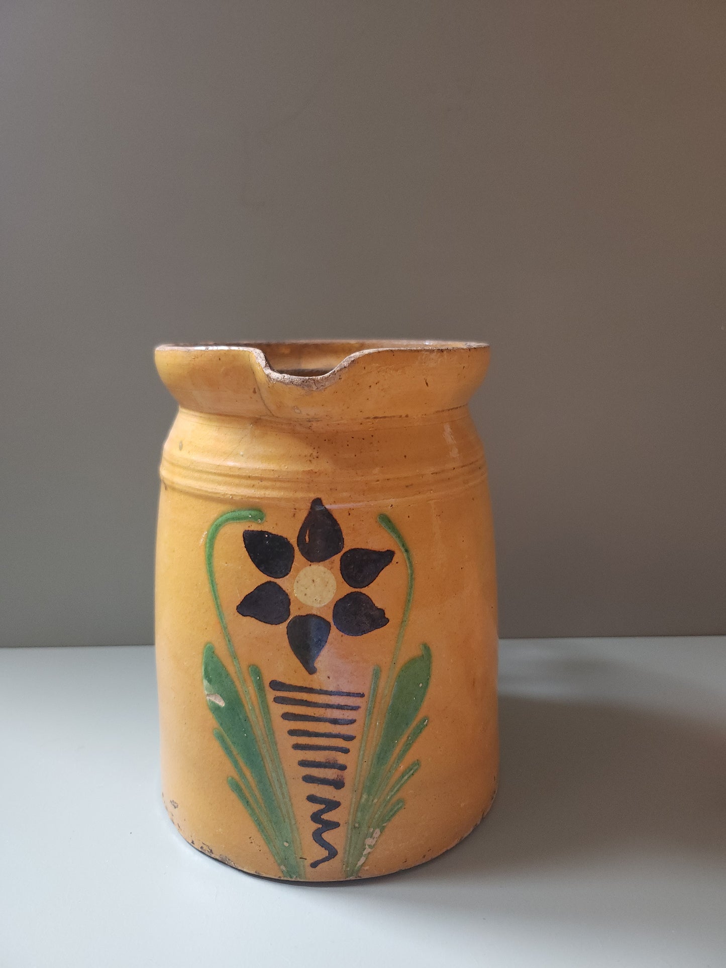 Cruche en argile motif floral   Patine
